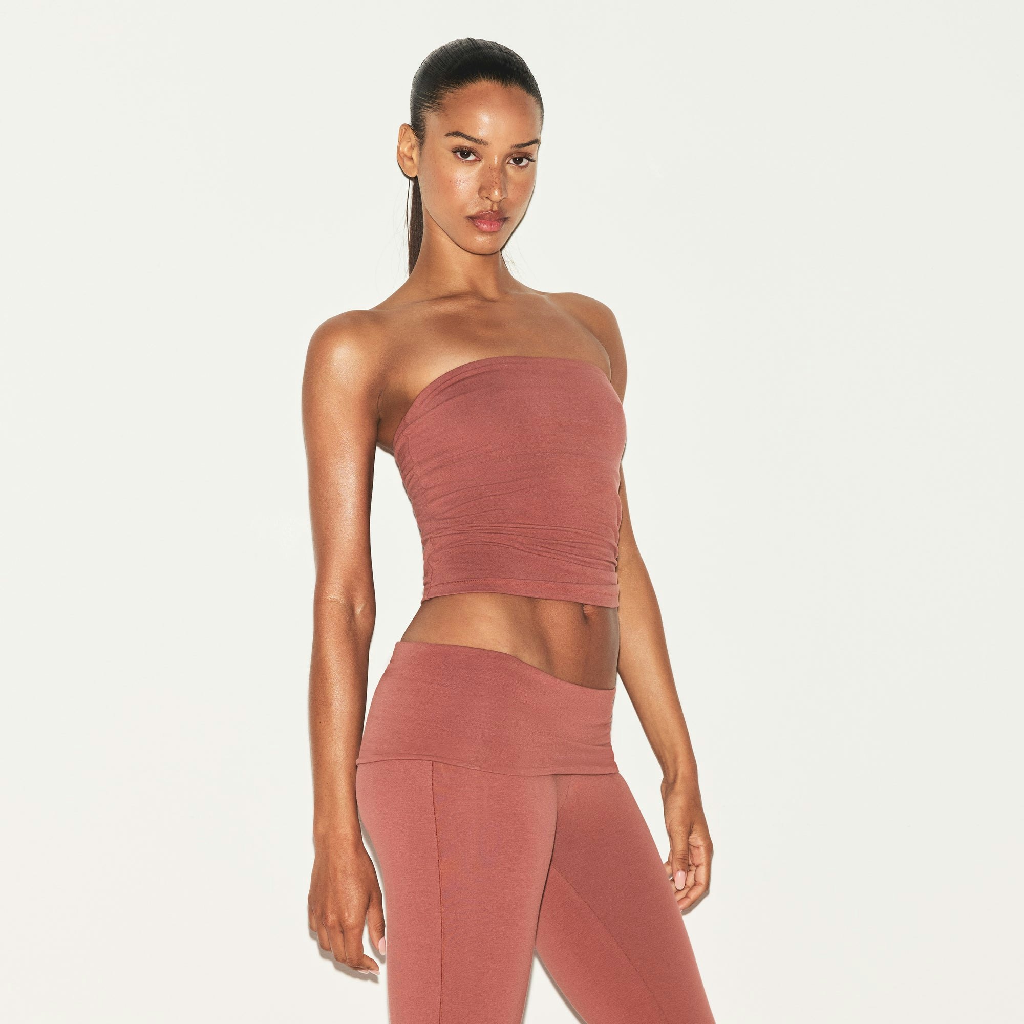 COTTON JERSEY TUBE TOP | REDWOOD ON A MODEL SIDE VIEW | FOCUS: 0.0, 1.0, 0.9