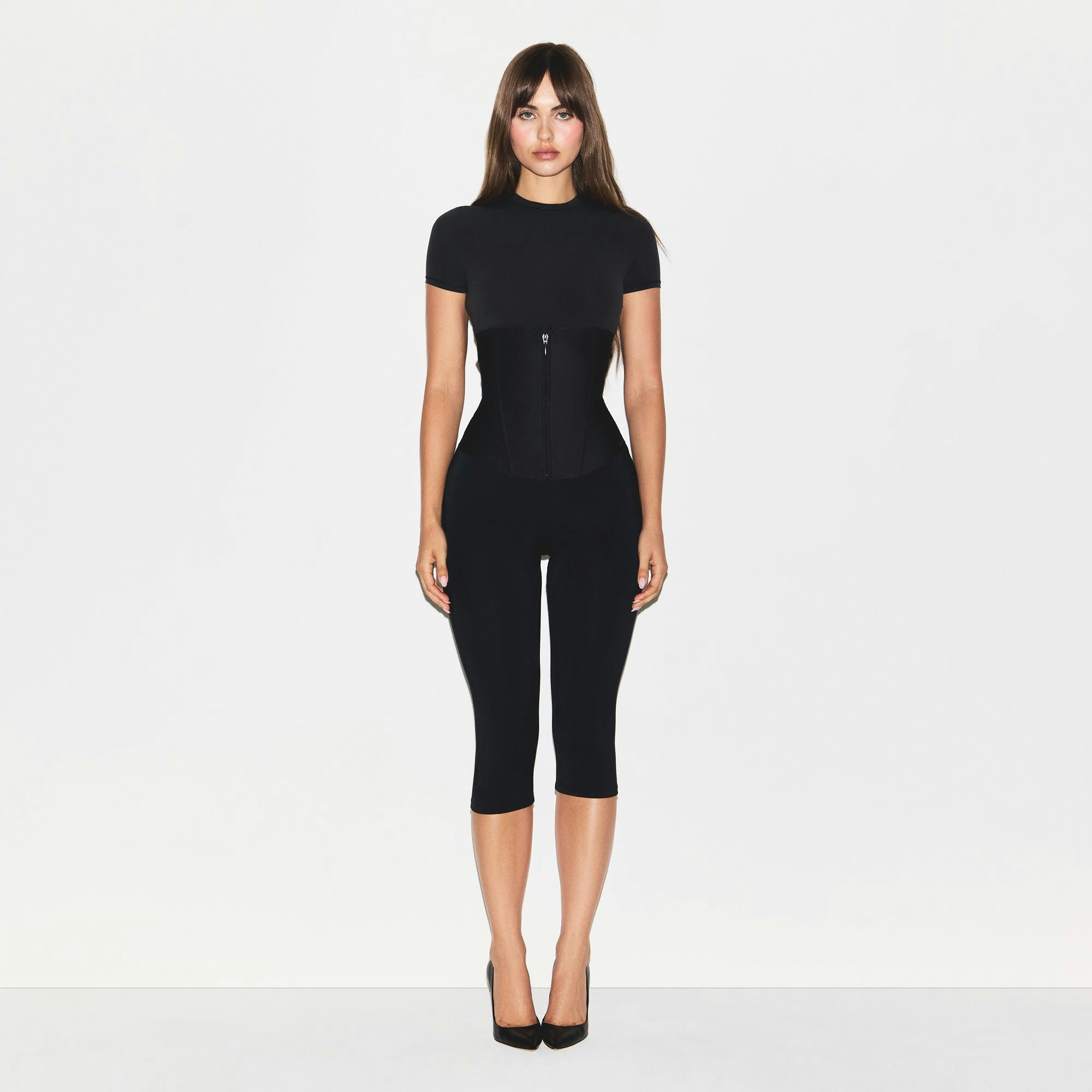 SKIMS BODY CORE SCULPT WAIST CINCHER | ONYX ON A MODEL FRONT VIEW @ | FOCUS: 0.0, 1.0, 0.9