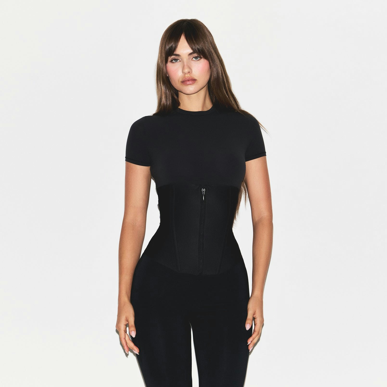 SKIMS BODY CORE SCULPT WAIST CINCHER | ONYX ON A MODEL SIDE VIEW @ | FOCUS: 0.0, 1.0, 0.9
