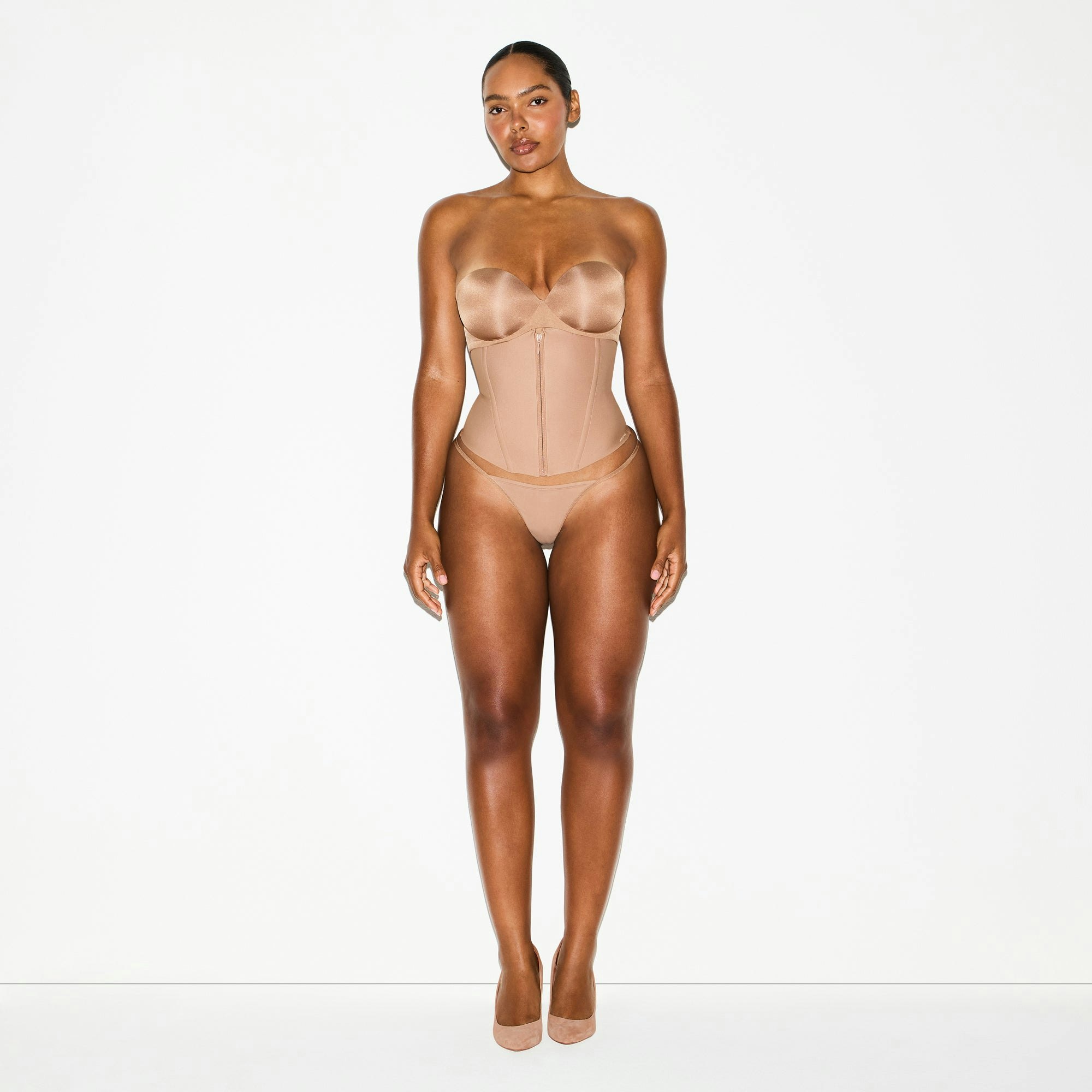 SKIMS BODY CORE SCULPT WAIST CINCHER | SIENNA ON A MODEL FRONT VIEW @ | FOCUS: 0.0, 1.0, 0.9