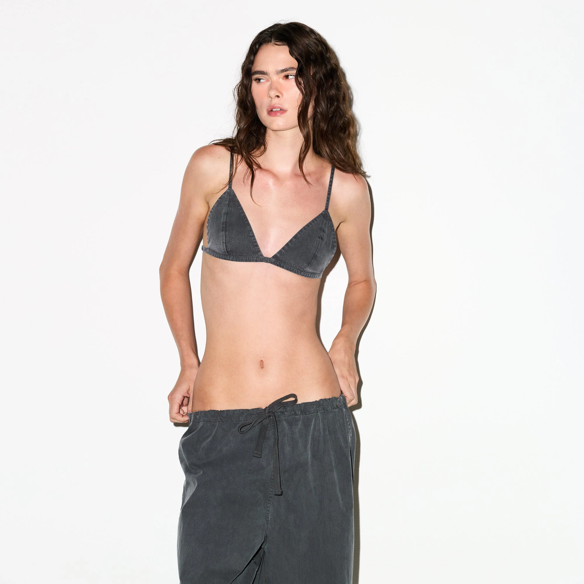 WOVEN LOUNGE TRIANGLE BRALETTE | ASH ON A MODEL SIDE VIEW @ | FOCUS: 0.0, 1.0, 0.9