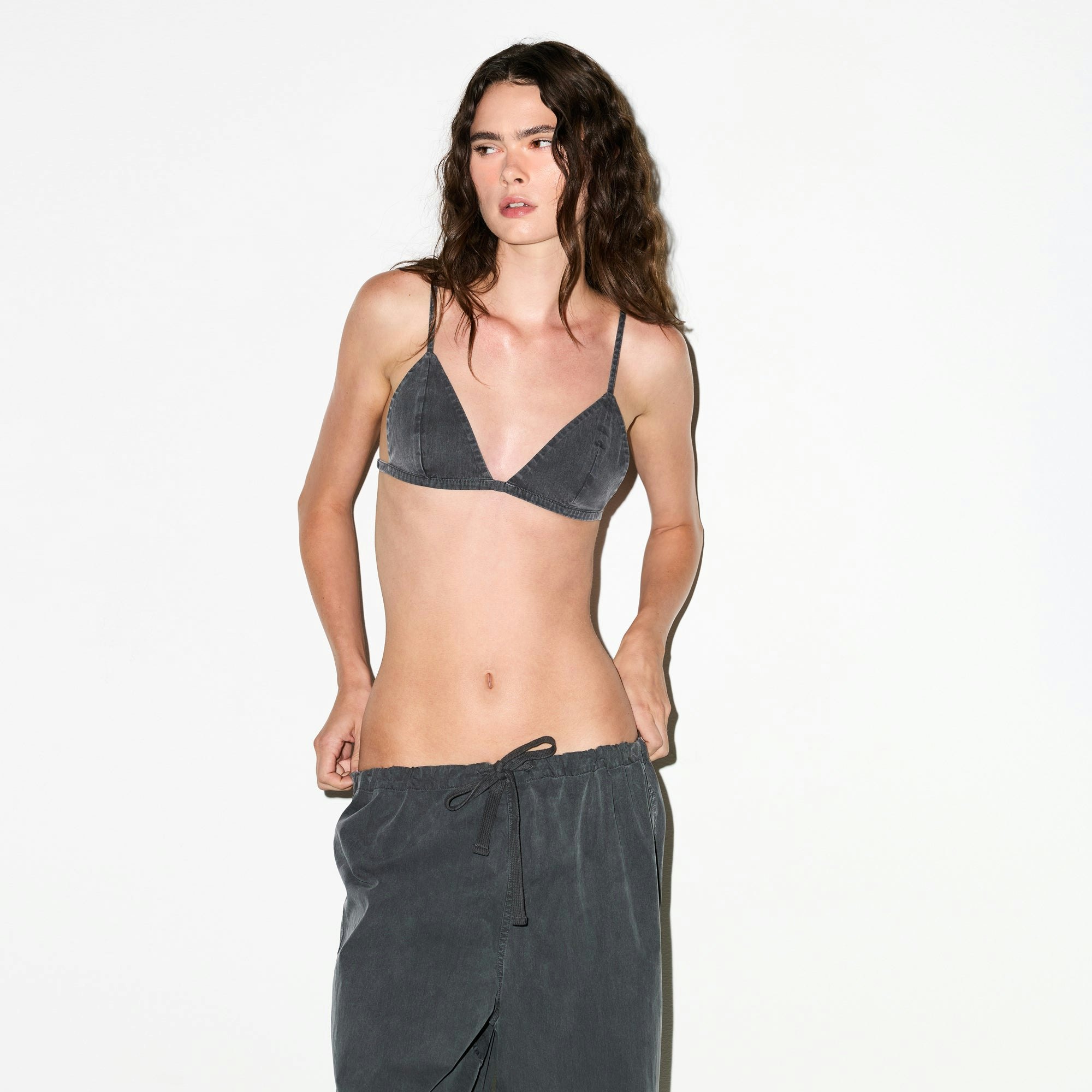 WOVEN LOUNGE TRIANGLE BRALETTE | ASH ON A MODEL SIDE VIEW @ | FOCUS: 0.0, 1.0, 0.9