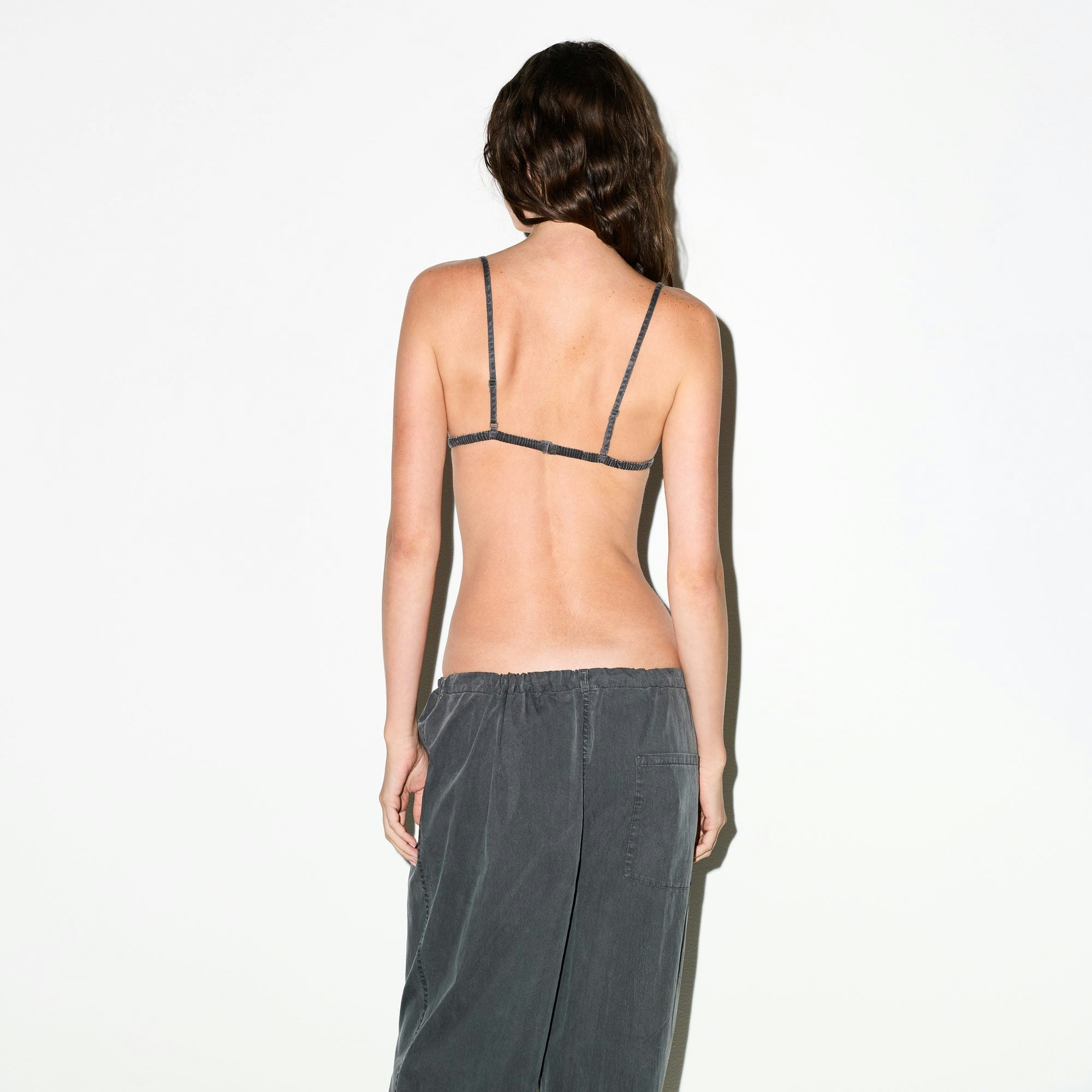 WOVEN LOUNGE TRIANGLE BRALETTE | ASH ON A MODEL SIDE VIEW @ | FOCUS: 0.0, 1.0, 0.9