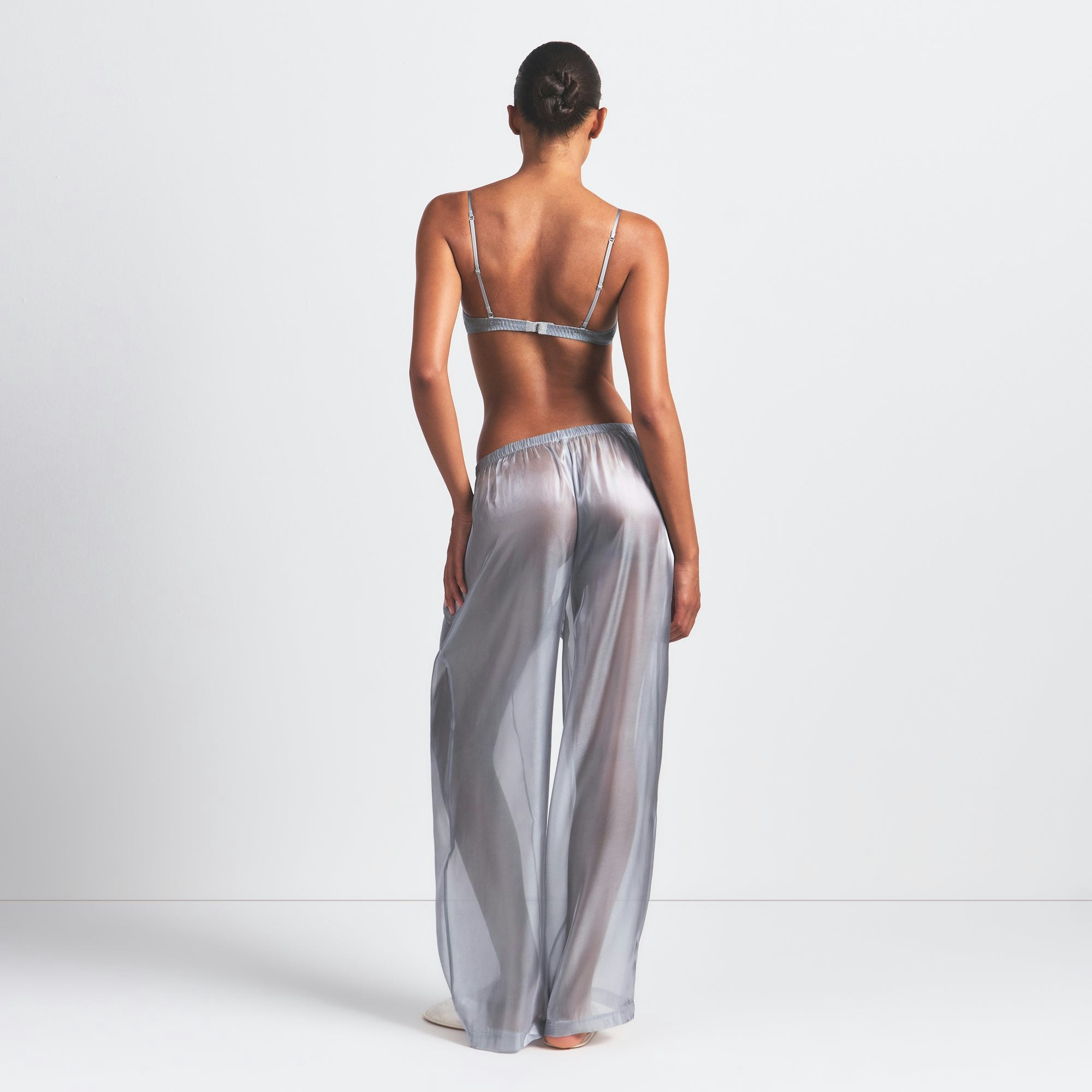 LIQUID ORGANZA SCOOP BRA | MIRROR ON A MODEL FRONT VIEW @ | FOCUS: 0.0, 1.0, 0.9