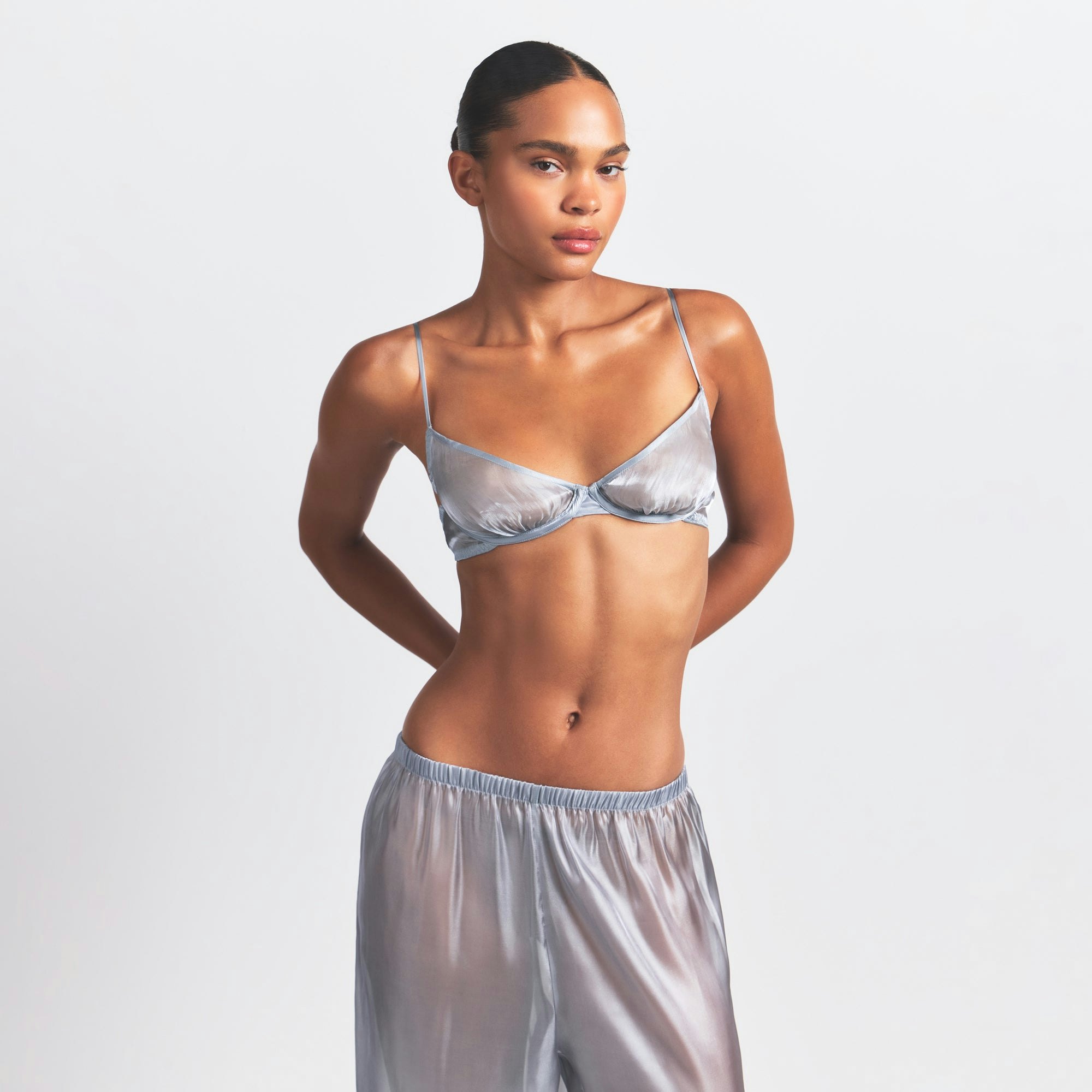 LIQUID ORGANZA SCOOP BRA | MIRROR ON A MODEL SIDE VIEW @ | FOCUS: 0.0, 1.0, 0.9