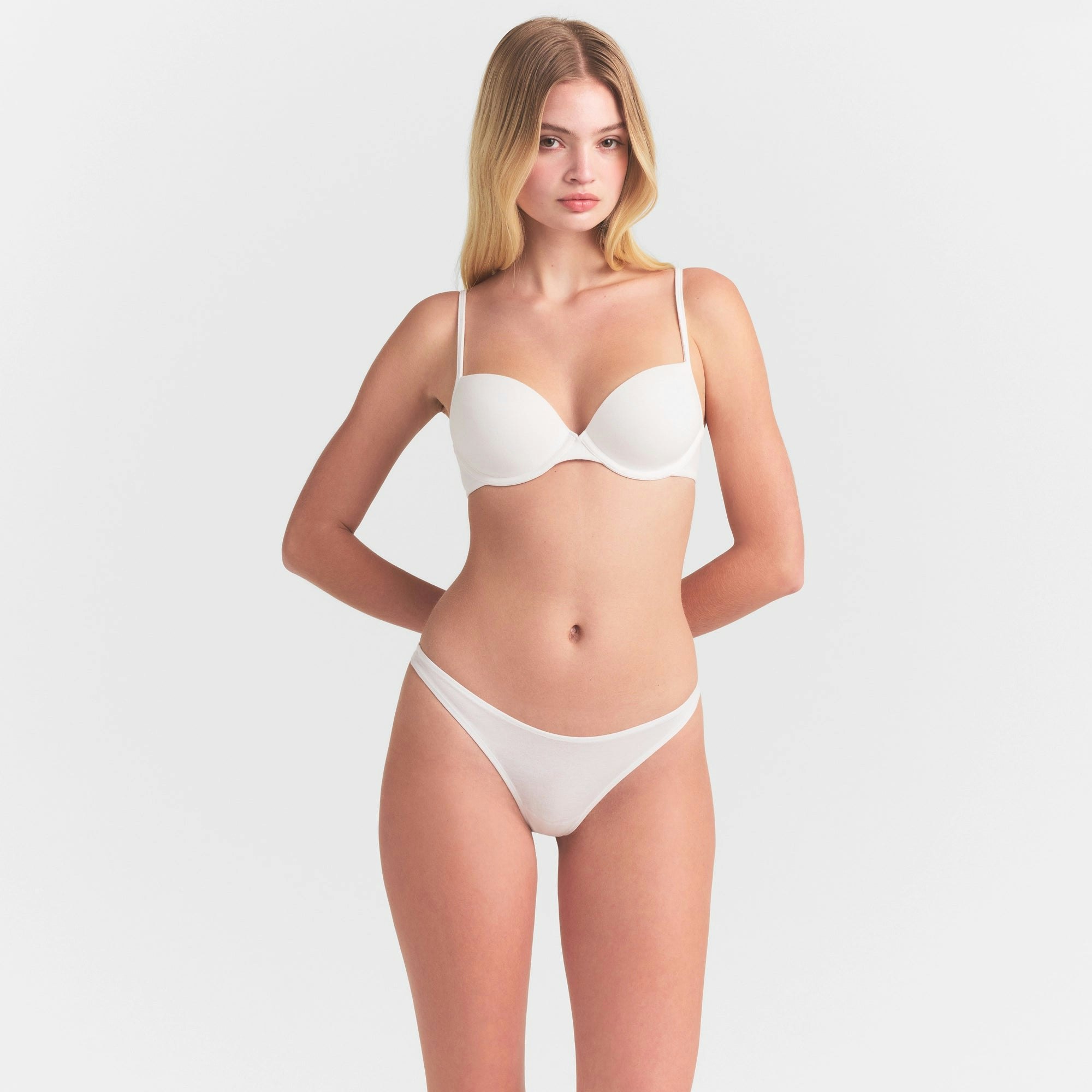 EVERYDAY COTTON THONG | SNOW ON A MODEL SIDE VIEW @ | FOCUS: 0.0, 1.0, 0.9