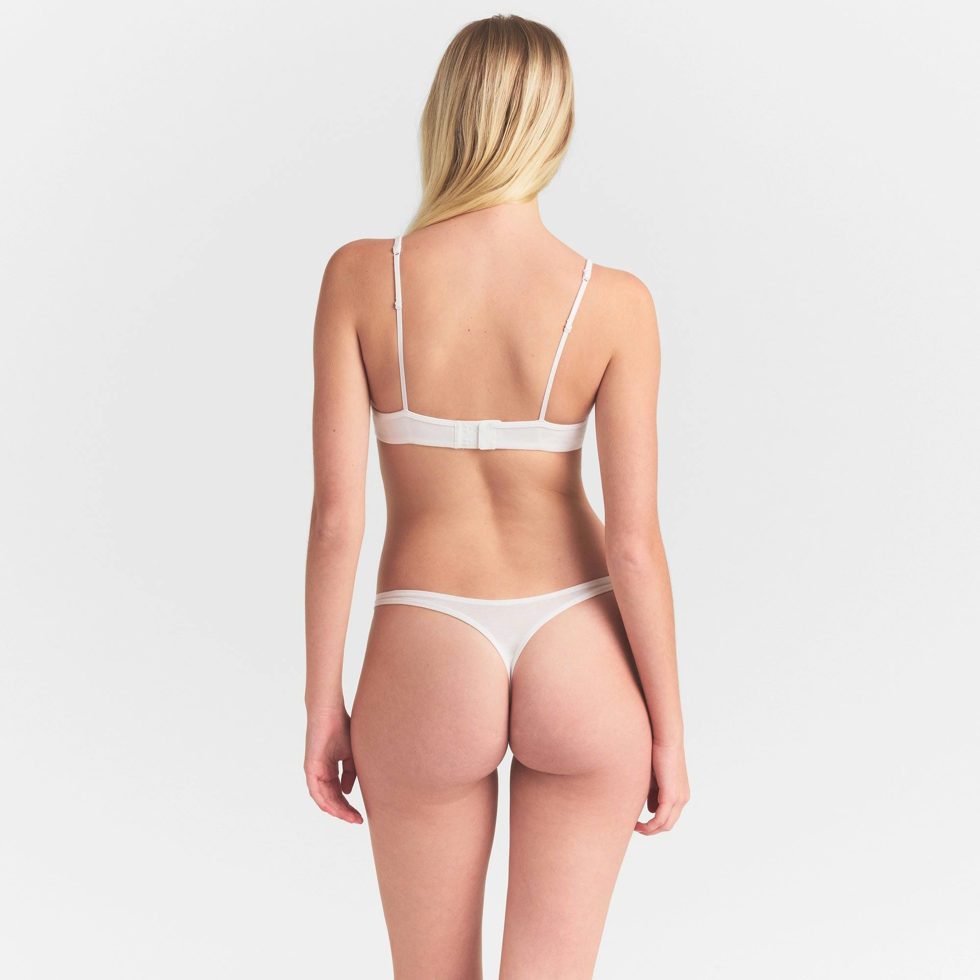 EVERYDAY COTTON THONG | SNOW ON A MODEL SIDE VIEW @ | FOCUS: 0.0, 1.0, 0.9