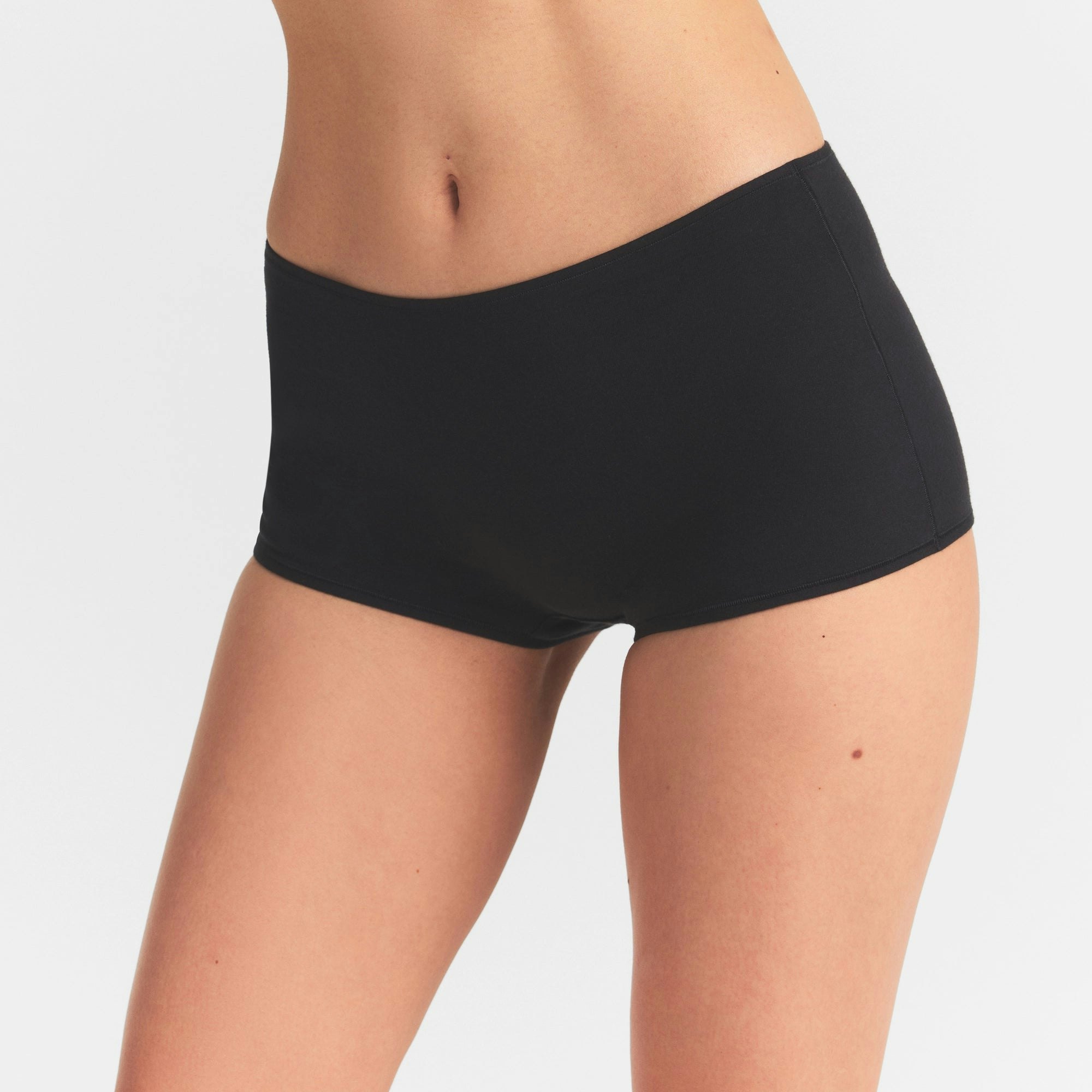 EVERYDAY COTTON BOY SHORT | ONYX ON A MODEL SIDE VIEW @ | FOCUS: 0.0, 1.0, 0.9