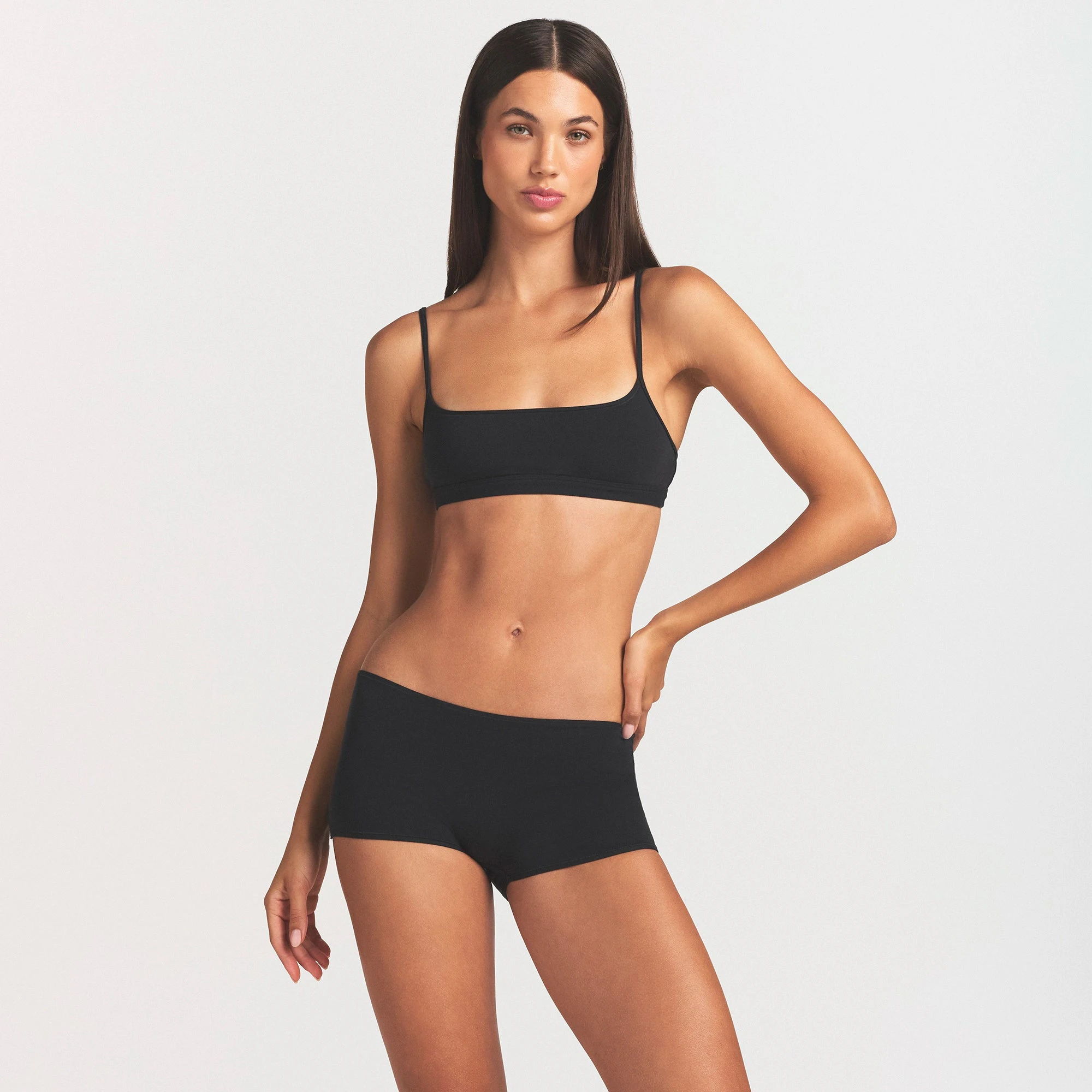 EVERYDAY COTTON BOY SHORT | ONYX ON A MODEL SIDE VIEW @ | FOCUS: 0.0, 1.0, 0.9