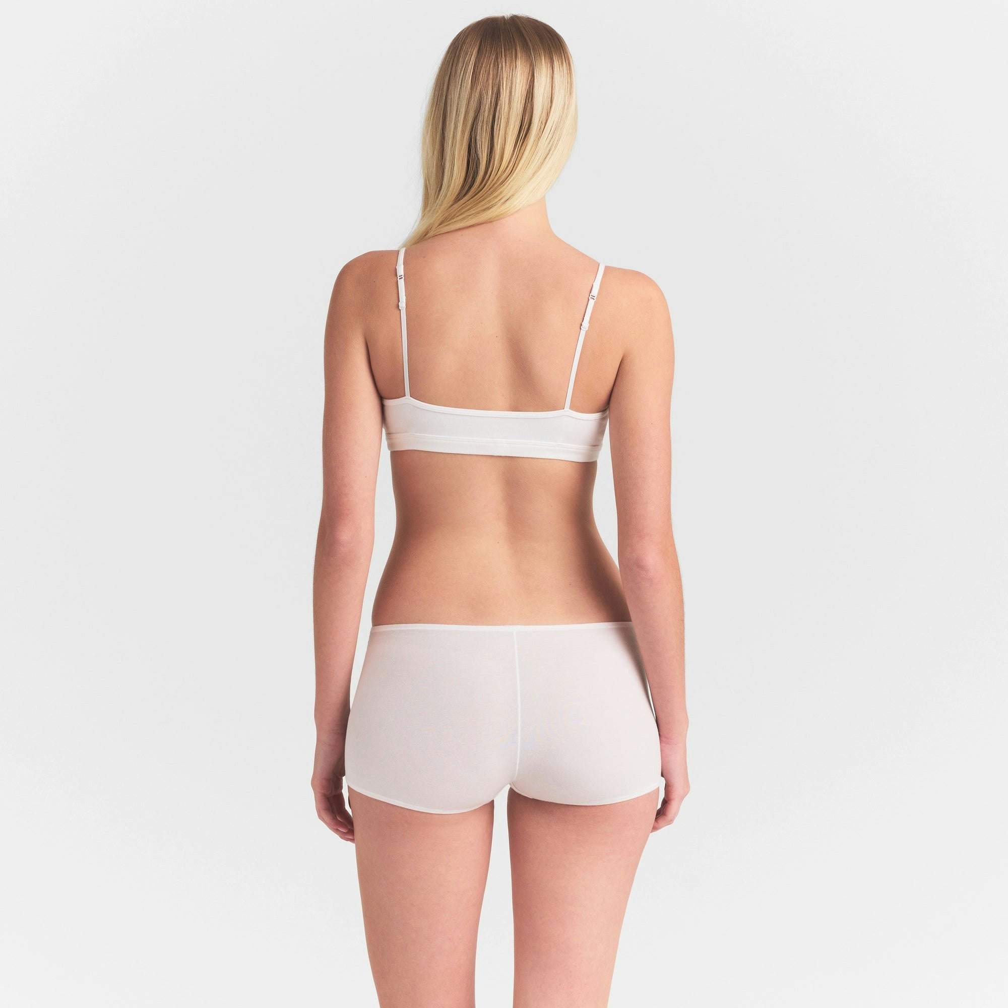 EVERYDAY COTTON BOY SHORT | SNOW ON A MODEL SIDE VIEW @ | FOCUS: 0.0, 1.0, 0.9