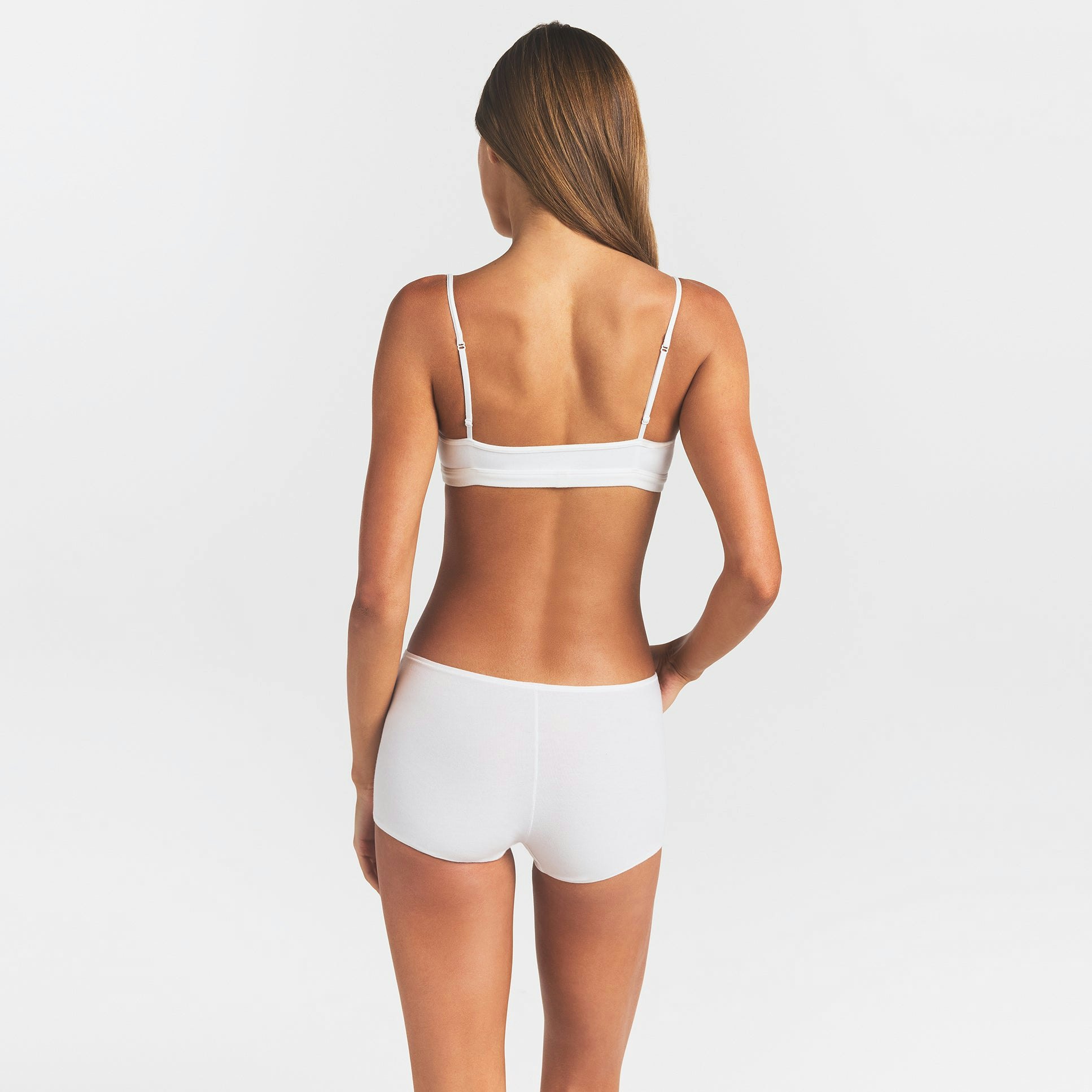 EVERYDAY COTTON BOY SHORT | SNOW ON A MODEL BACK VIEW @ | FOCUS: 0.0, 1.0, 0.9