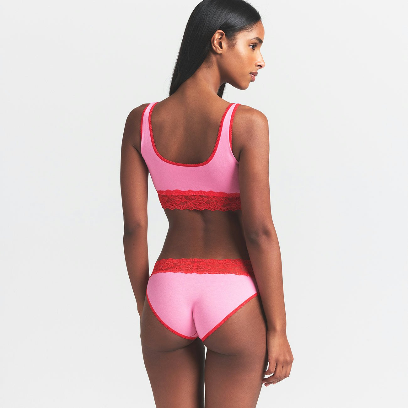 LIGHTWEIGHT COTTON WIDE LACE BRIEF | CARNATION CONTRAST ON A MODEL BACK VIEW @ | FOCUS: 0.0, 1.0, 0.9