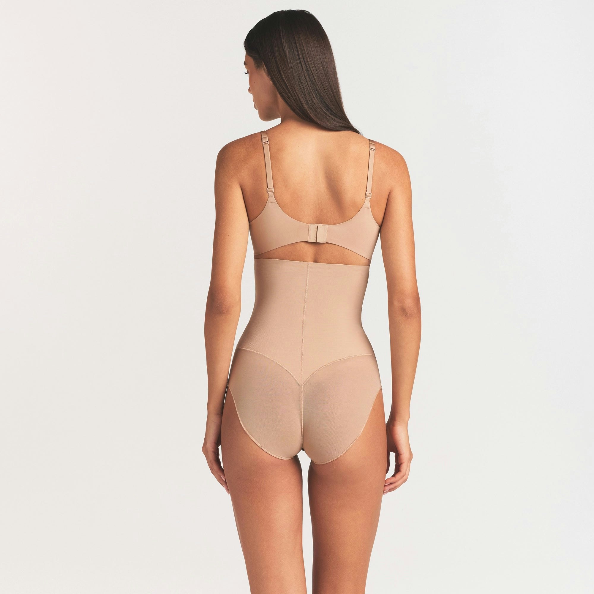 POWER MESH SHAPEWEAR CORE SCULPT HIGH-WAISTED BRIEF | CLAY ON A MODEL SIDE VIEW @ | FOCUS: 0.0, 1.0, 0.9