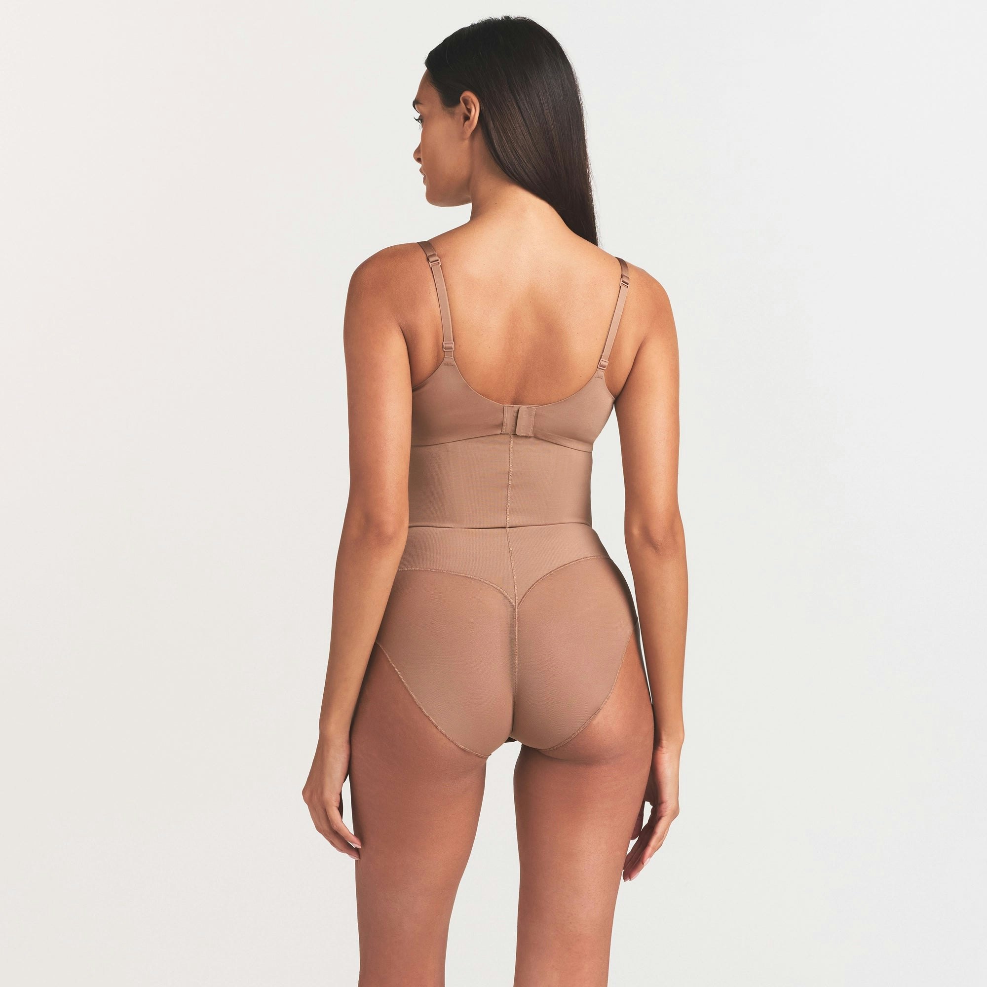 POWER MESH SHAPEWEAR CORE SCULPT HIGH-WAISTED BRIEF | SIENNA ON A MODEL SIDE VIEW @ | FOCUS: 0.0, 1.0, 0.9