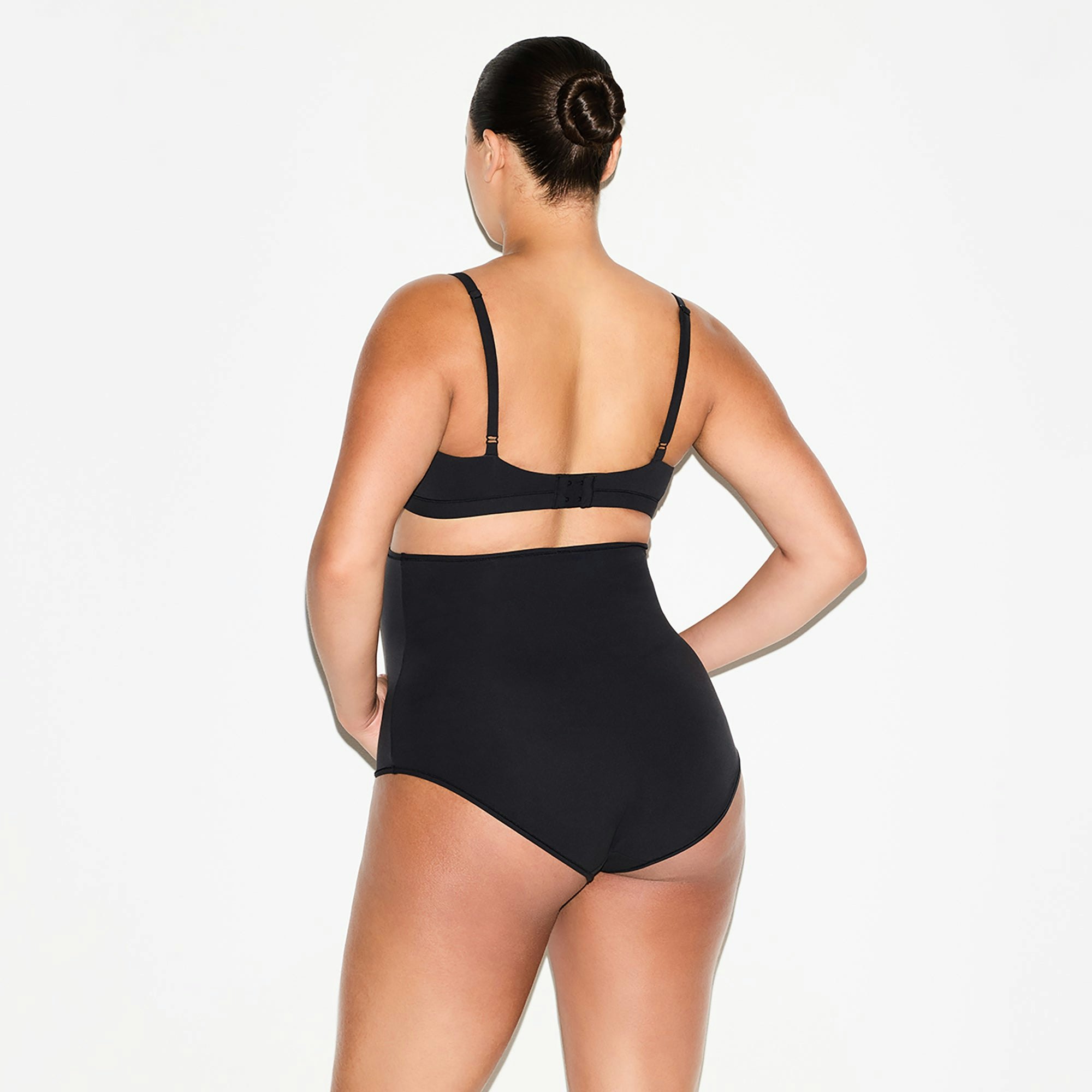 FITS EVERYBODY MATERNITY HIGH-WAISTED BRIEF 5-PACK | ONYX ON A MODEL BACK VIEW @ | FOCUS: 0.0, 1.0, 0.9