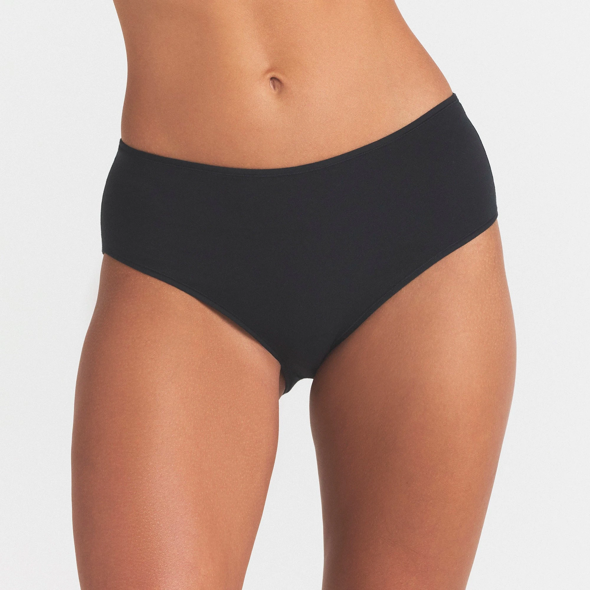 EVERYDAY COTTON BRIEF | ONYX ON A MODEL SIDE VIEW @ | FOCUS: 0.0, 1.0, 0.9