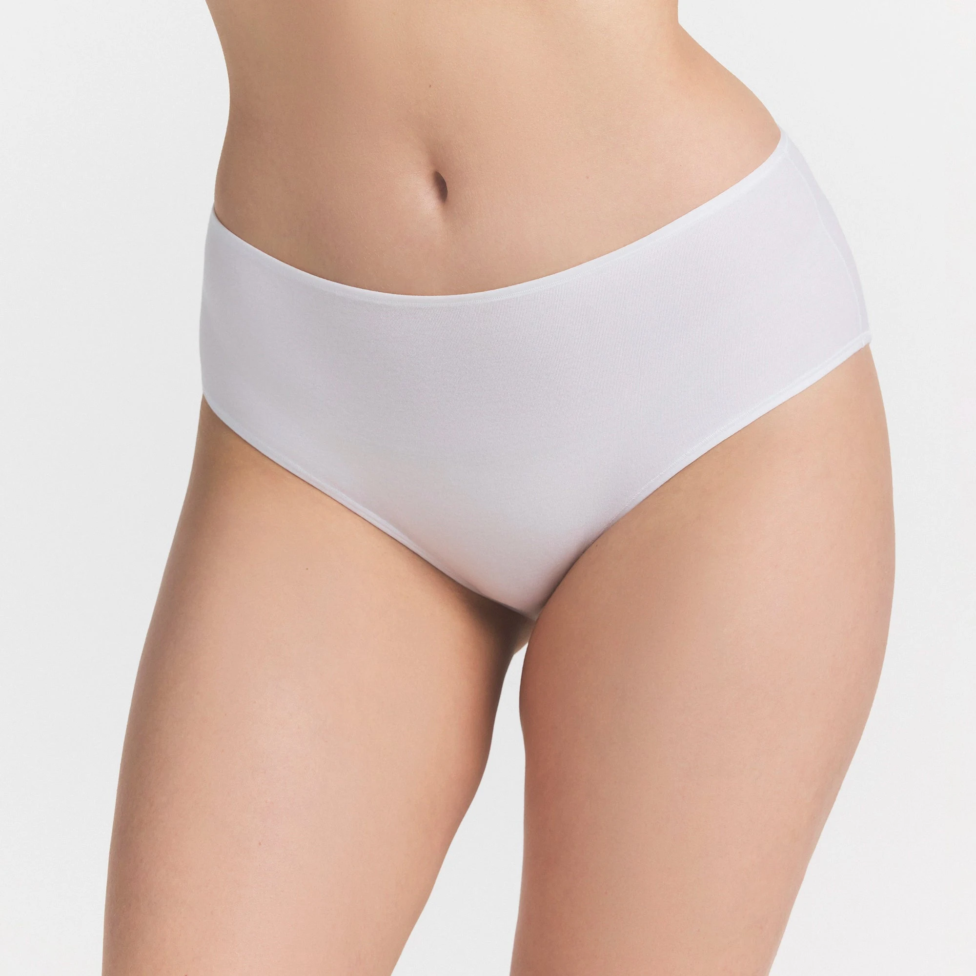 EVERYDAY COTTON BRIEF | SNOW ON A MODEL SIDE VIEW @ | FOCUS: 0.0, 1.0, 0.9