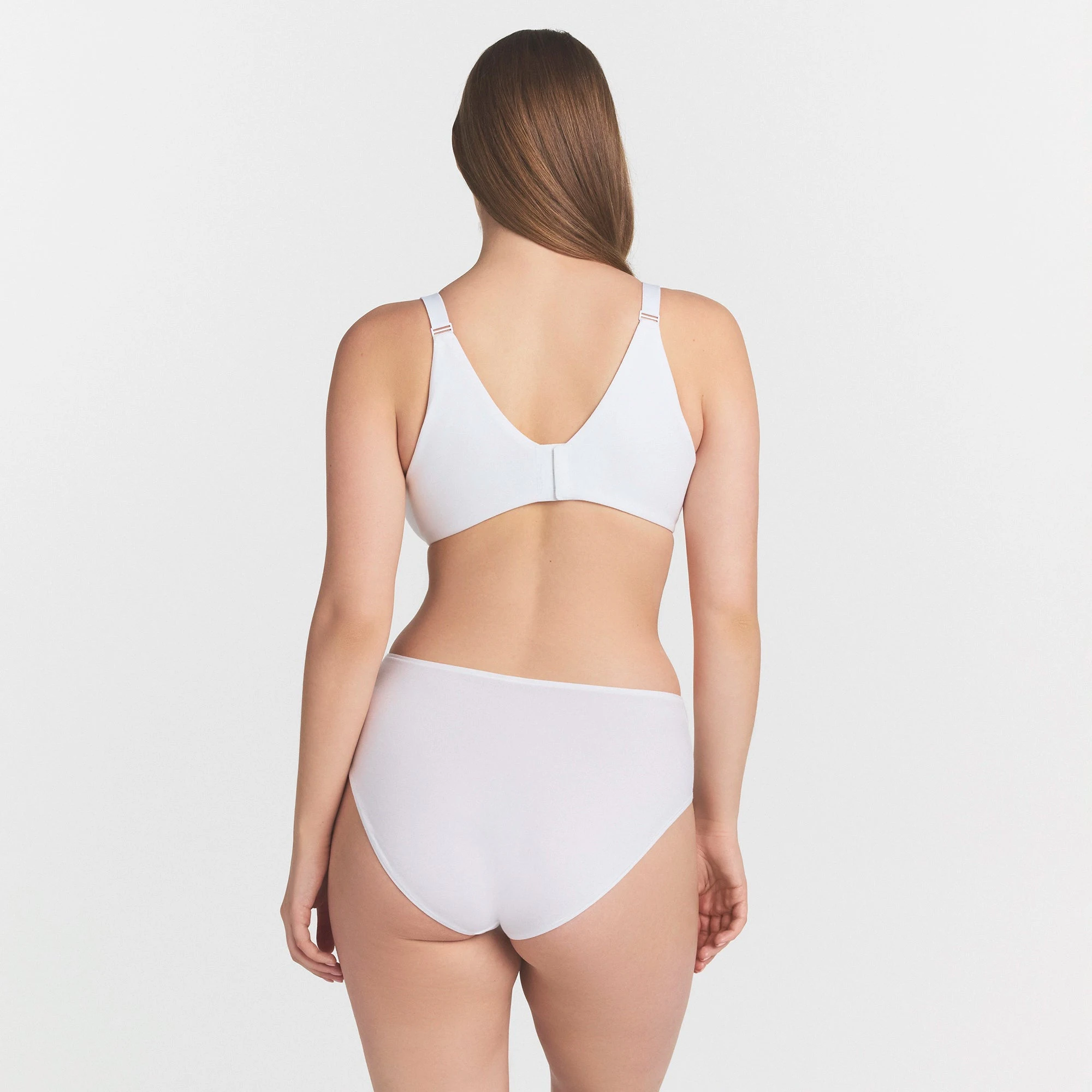 EVERYDAY COTTON BRIEF | SNOW ON A MODEL SIDE VIEW @ | FOCUS: 0.0, 1.0, 0.9