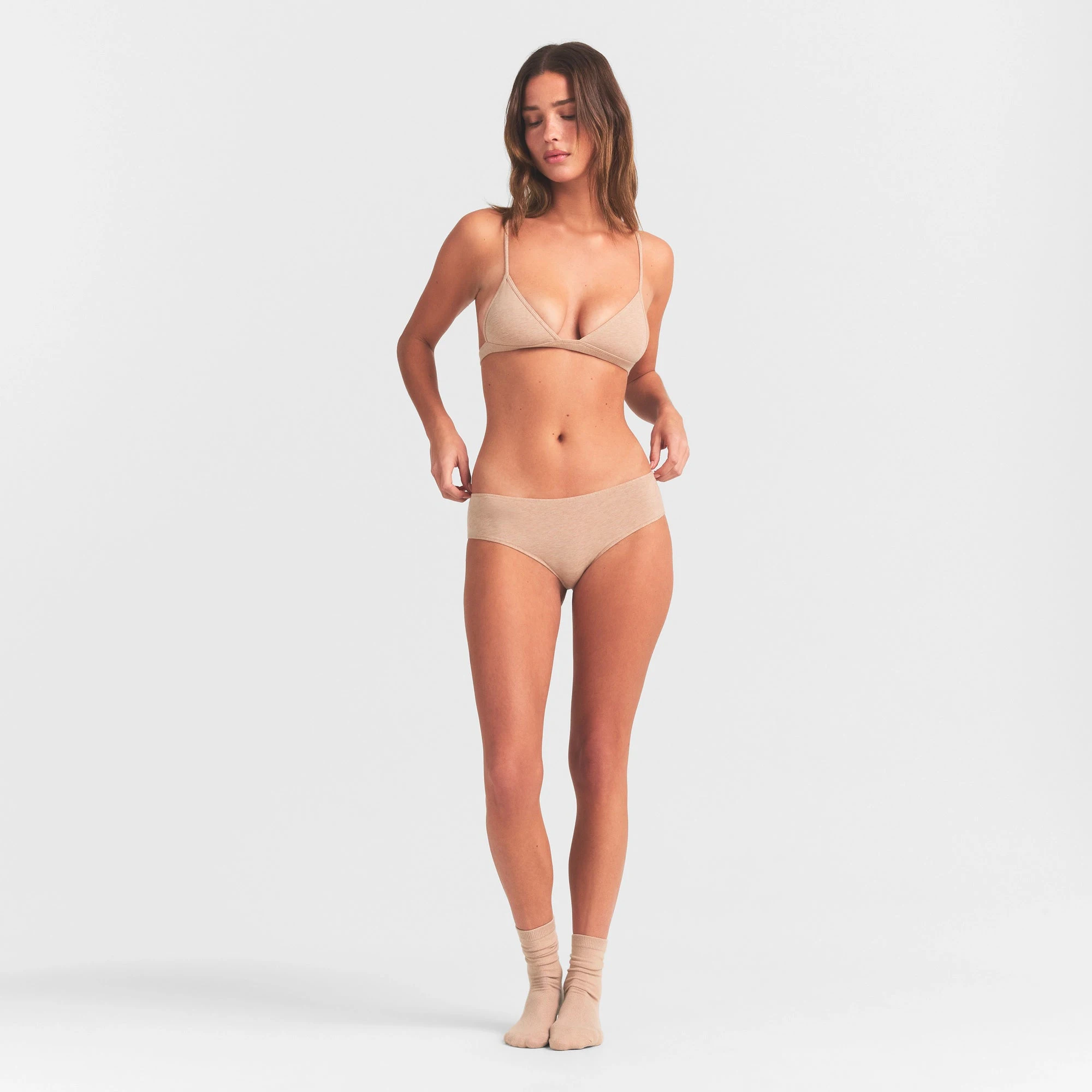 EVERYDAY COTTON HIPSTER | CLAY HEATHER ON A MODEL FRONT VIEW @ | FOCUS: 0.0, 1.0, 0.9