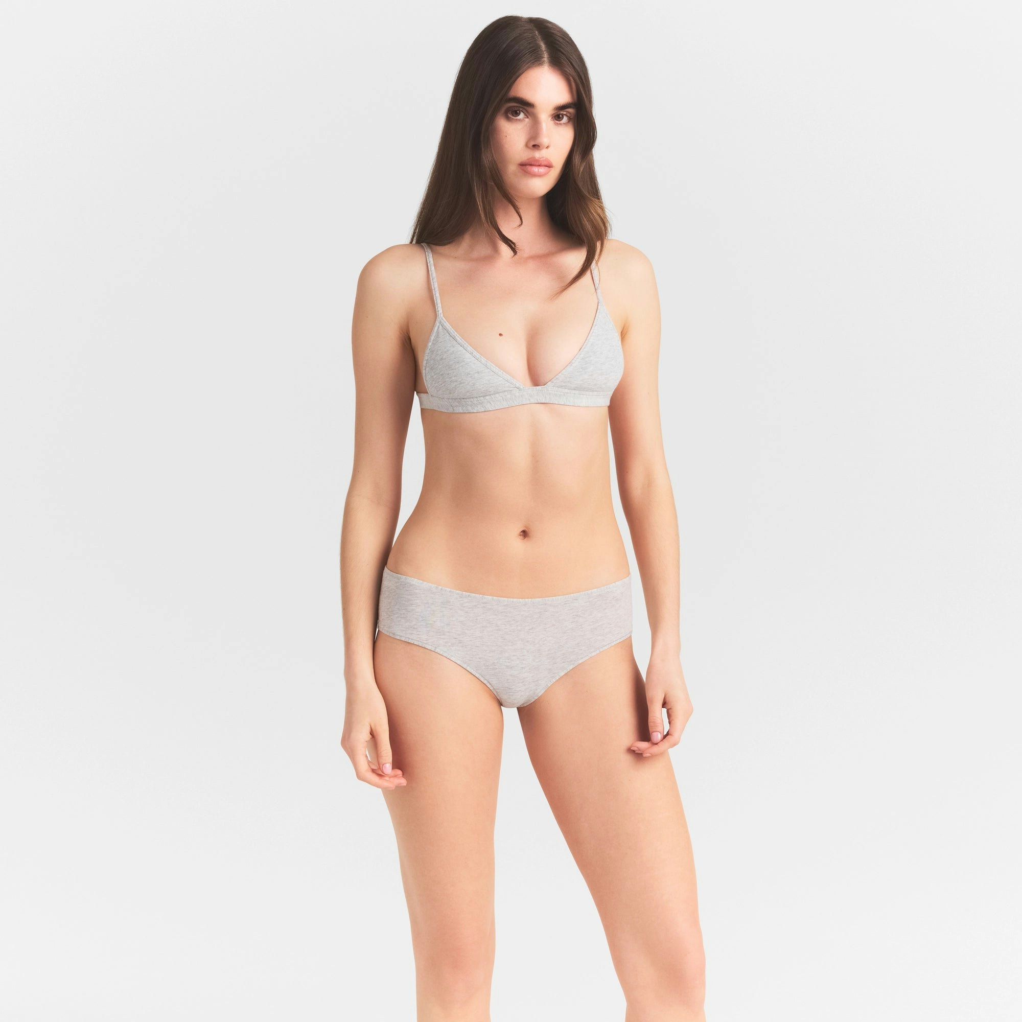 EVERYDAY COTTON HIPSTER | LIGHT HEATHER GREY ON A MODEL SIDE VIEW @ | FOCUS: 0.0, 1.0, 0.9