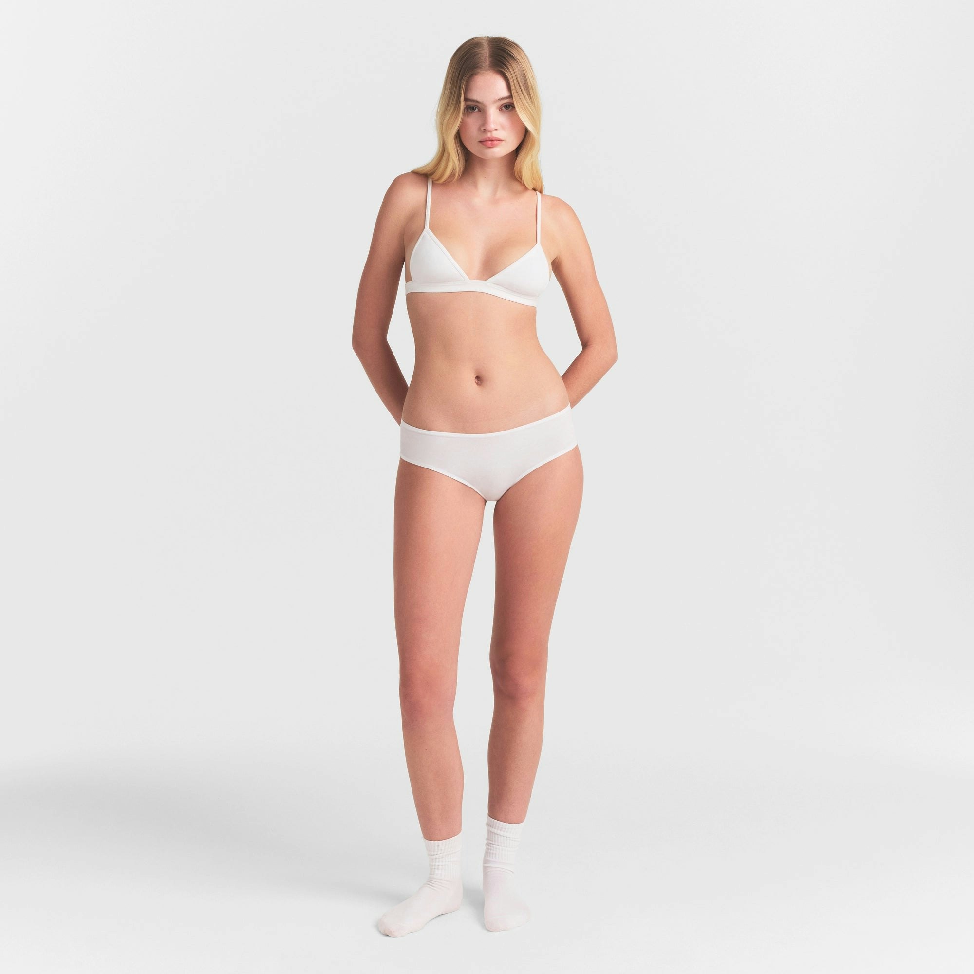 EVERYDAY COTTON HIPSTER | SNOW ON A MODEL FRONT VIEW @ | FOCUS: 0.0, 1.0, 0.9