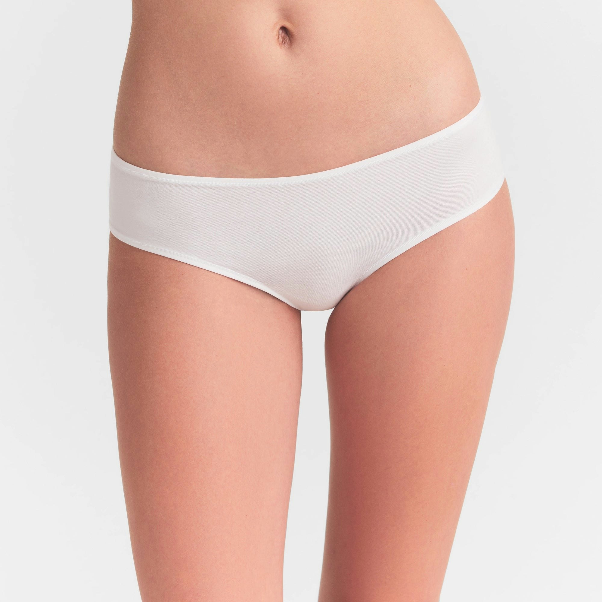 EVERYDAY COTTON HIPSTER | SNOW ON A MODEL SIDE VIEW @ | FOCUS: 0.0, 1.0, 0.9