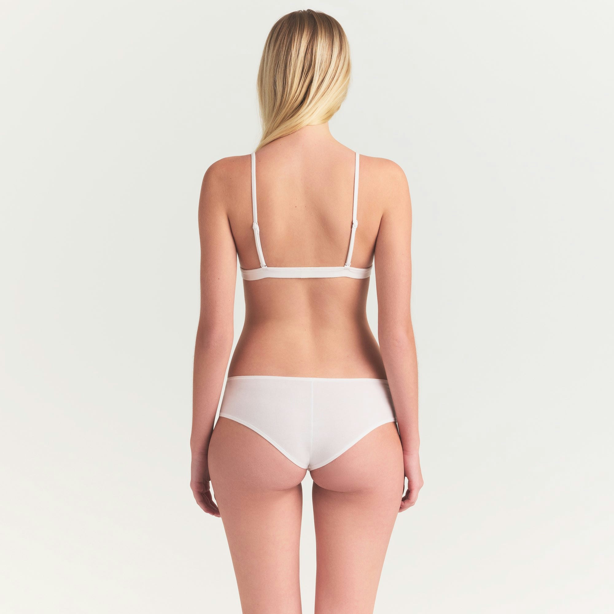 EVERYDAY COTTON HIPSTER | SNOW ON A MODEL SIDE VIEW @ | FOCUS: 0.0, 1.0, 0.9