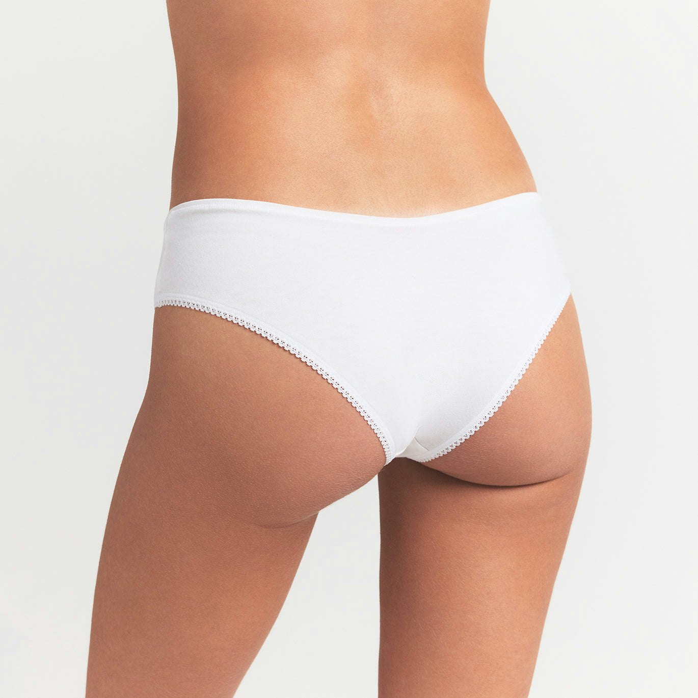 LIGHTWEIGHT COTTON LACE HIPSTER | SNOW ON A MODEL BACK VIEW @ | FOCUS: 0.0, 1.0, 0.9