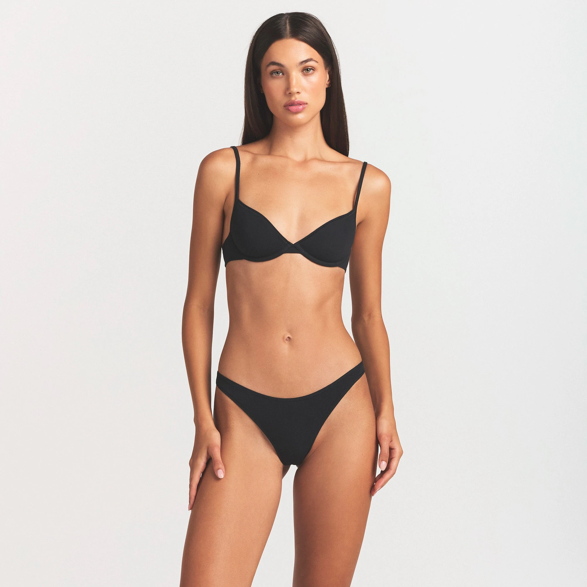 EVERYDAY COTTON THONG | ONYX ON A MODEL SIDE VIEW @ | FOCUS: 0.0, 1.0, 0.9