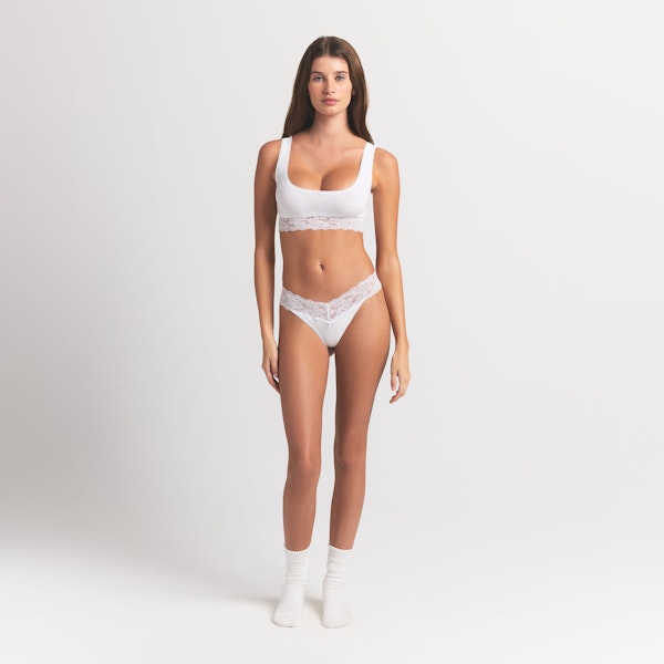 LIGHTWEIGHT COTTON LACE WIDE THONG | SNOW ON A MODEL FRONT VIEW @ | FOCUS: 0.0, 1.0, 0.9