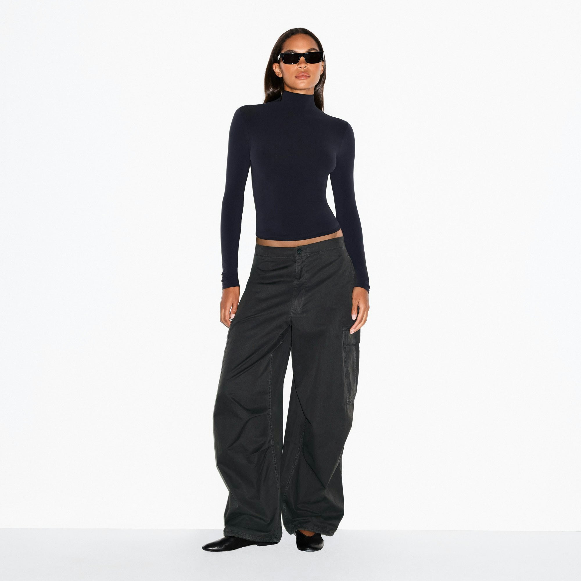 OUTDOOR WOVEN OVERSIZED CARGO PANT | ONYX ON A MODEL FRONT VIEW @ | FOCUS: 0.0, 1.0, 0.9