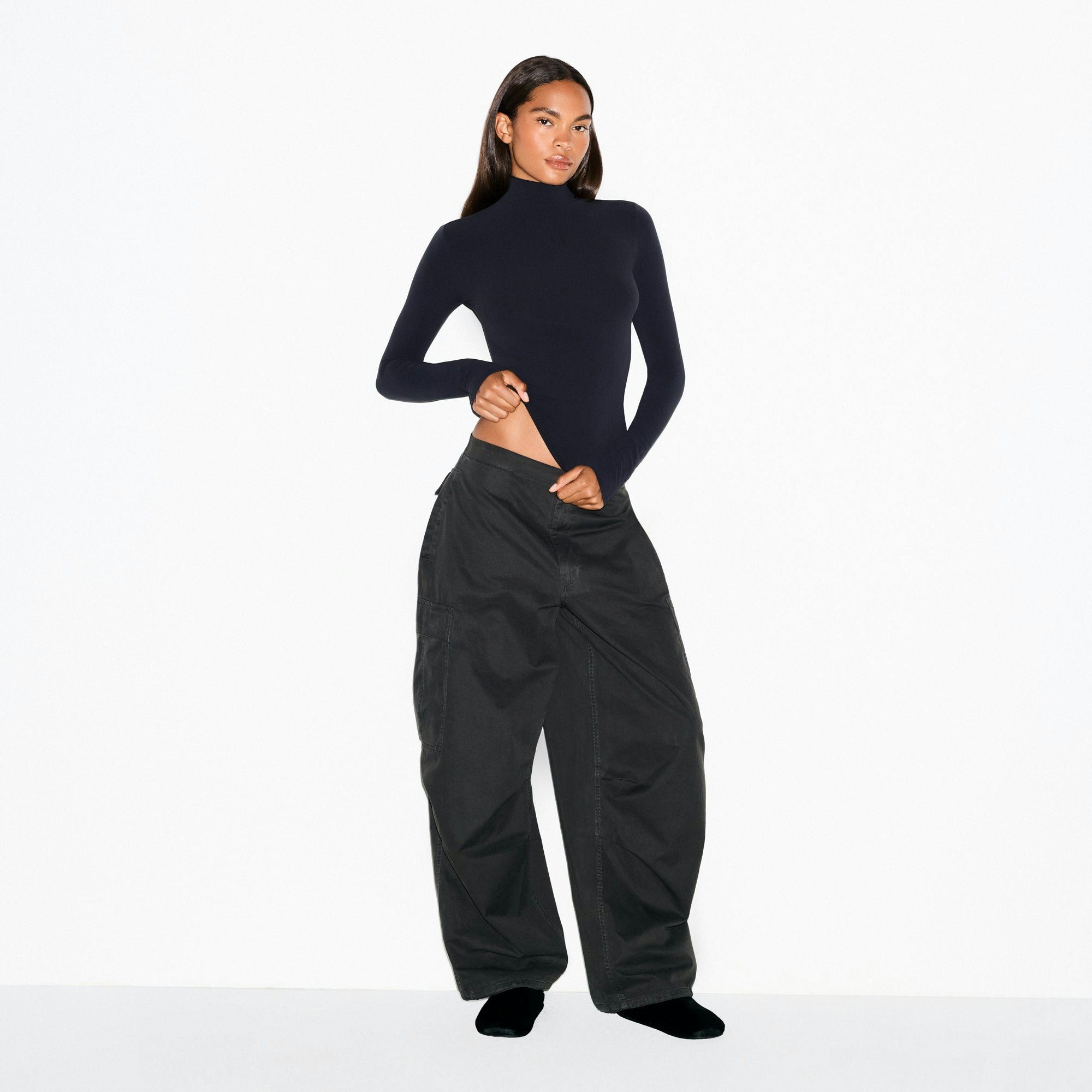 OUTDOOR WOVEN OVERSIZED CARGO PANT | ONYX ON A MODEL FRONT VIEW @ | FOCUS: 0.0, 1.0, 0.9