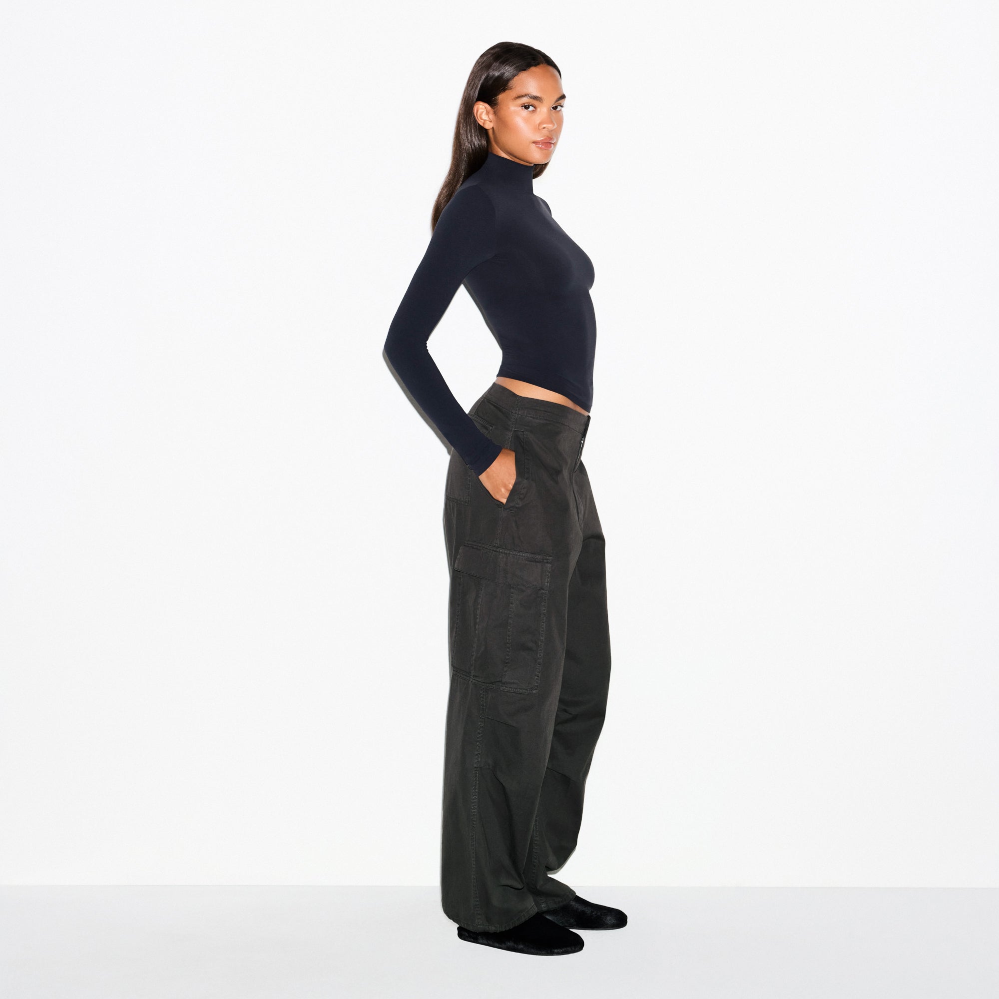 OUTDOOR WOVEN OVERSIZED CARGO PANT | ONYX | SKIMS