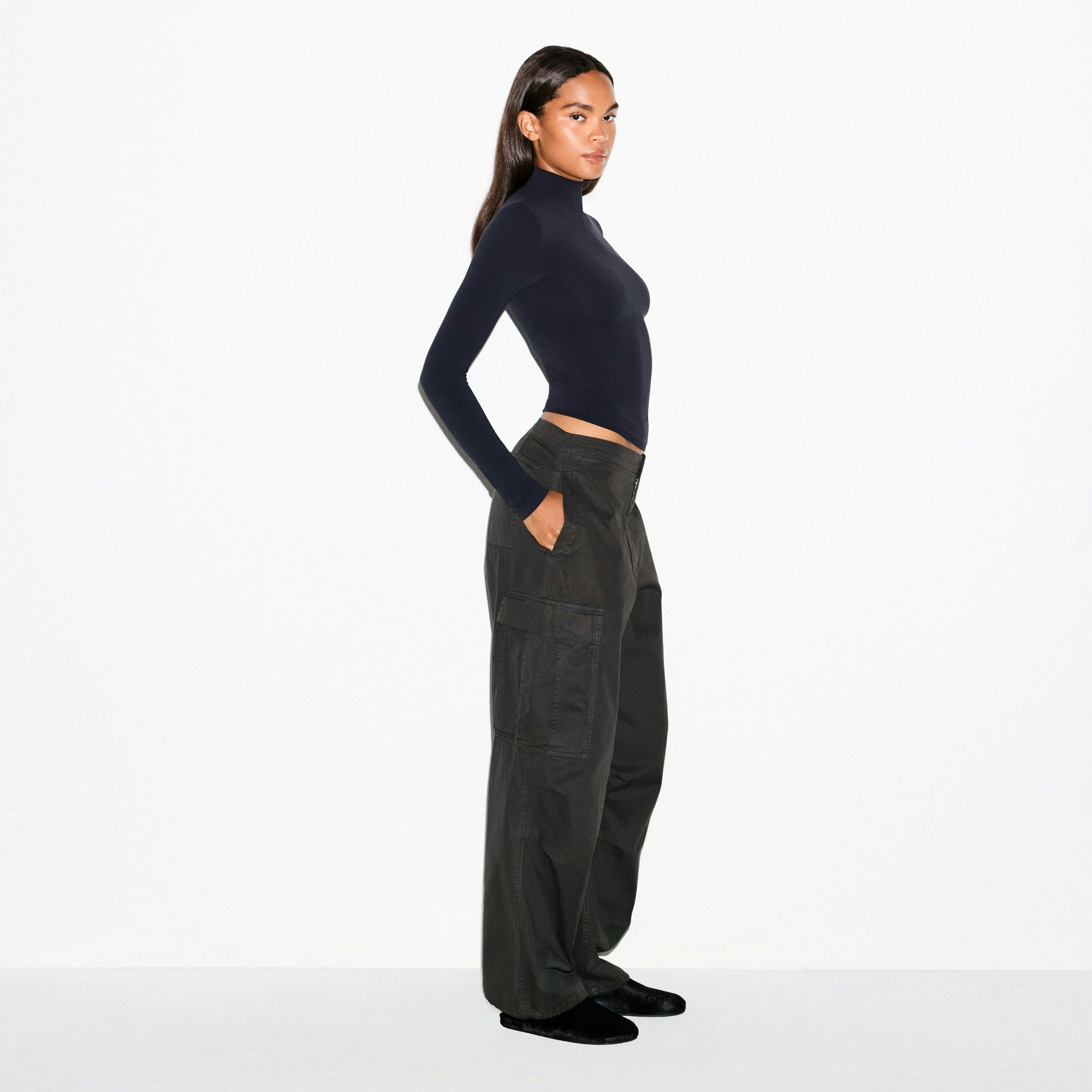 OUTDOOR WOVEN OVERSIZED CARGO PANT | ONYX ON A MODEL SIDE VIEW @ | FOCUS: 0.0, 1.0, 0.9