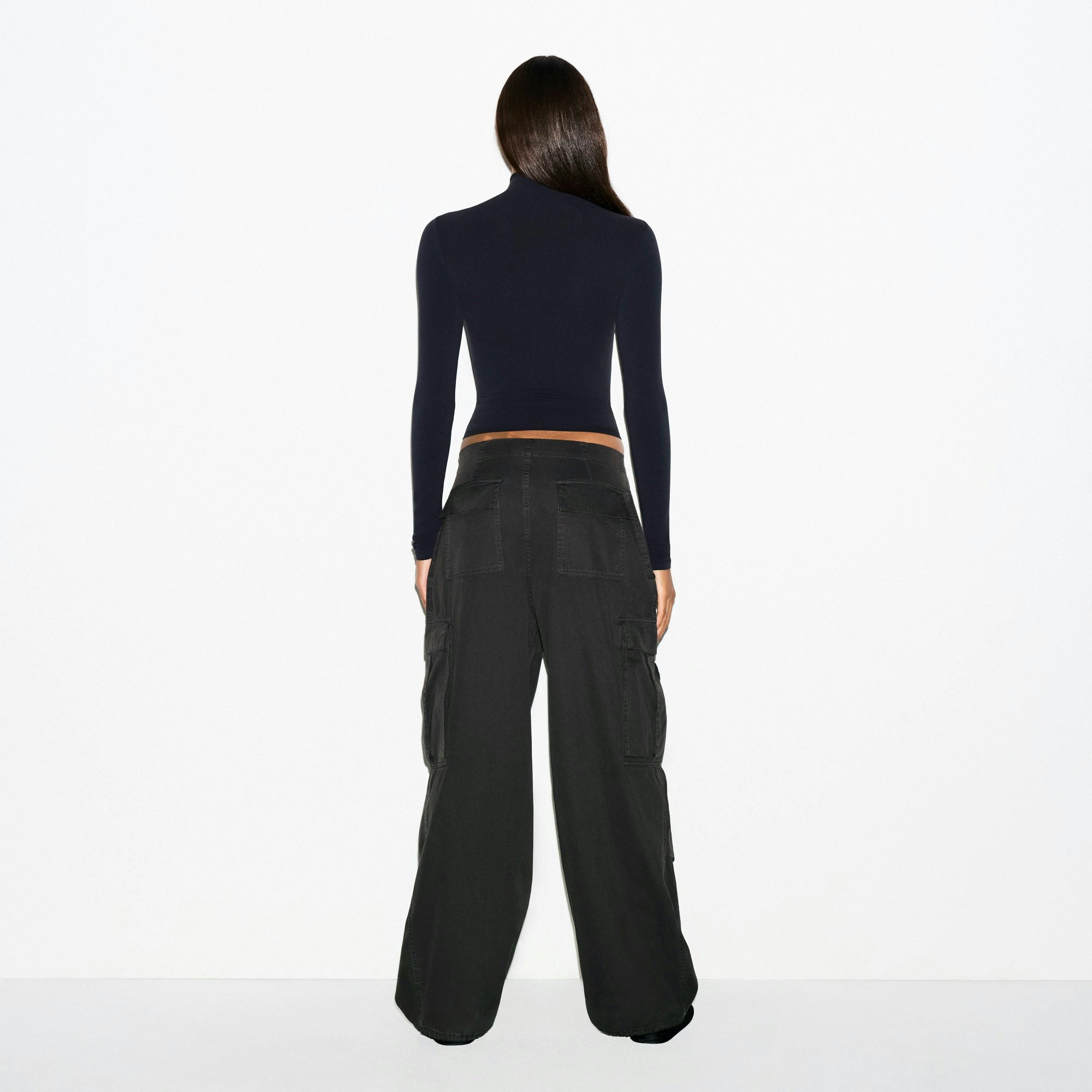 OUTDOOR WOVEN OVERSIZED CARGO PANT | ONYX ON A MODEL SIDE VIEW @ | FOCUS: 0.0, 1.0, 0.9