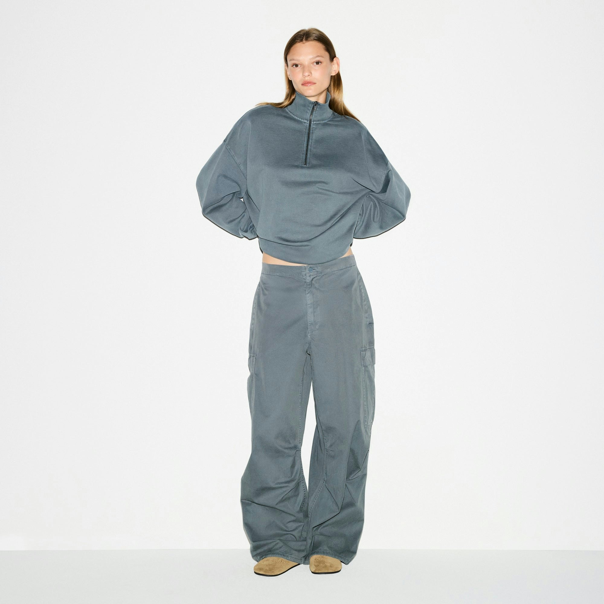 OUTDOOR WOVEN OVERSIZED CARGO PANT | ZIRCON ON A MODEL FRONT VIEW @ | FOCUS: 0.0, 1.0, 0.9