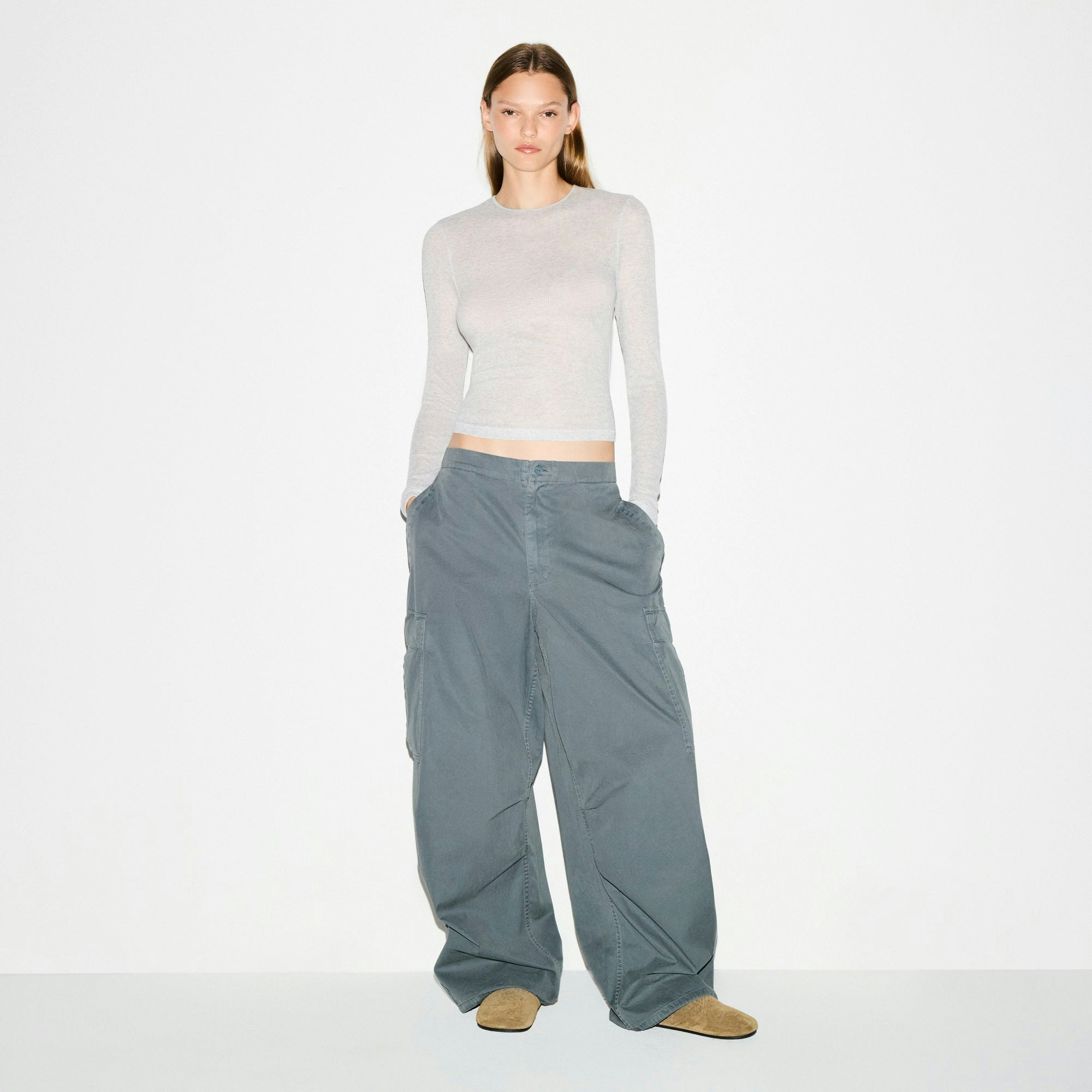 OUTDOOR WOVEN OVERSIZED CARGO PANT | ZIRCON ON A MODEL FRONT VIEW @ | FOCUS: 0.0, 1.0, 0.9