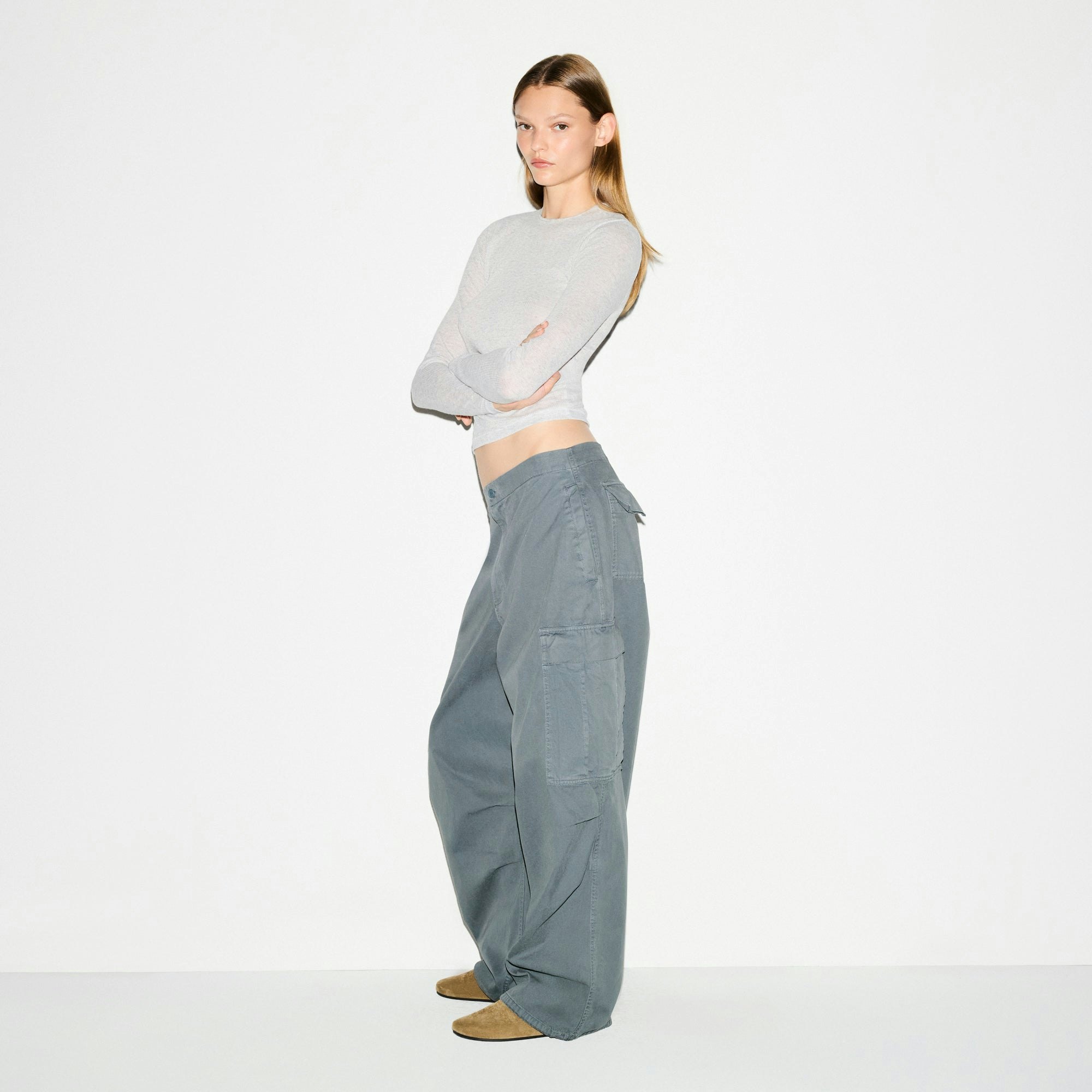 OUTDOOR WOVEN OVERSIZED CARGO PANT | ZIRCON ON A MODEL FRONT VIEW @ | FOCUS: 0.0, 1.0, 0.9