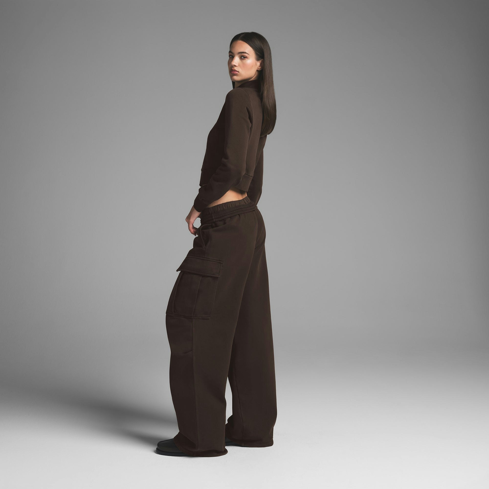 BOYFRIEND FLEECE CARGO PANT | ESPRESSO ON A MODEL SIDE VIEW | FOCUS: 0.0, 1.0, 0.9