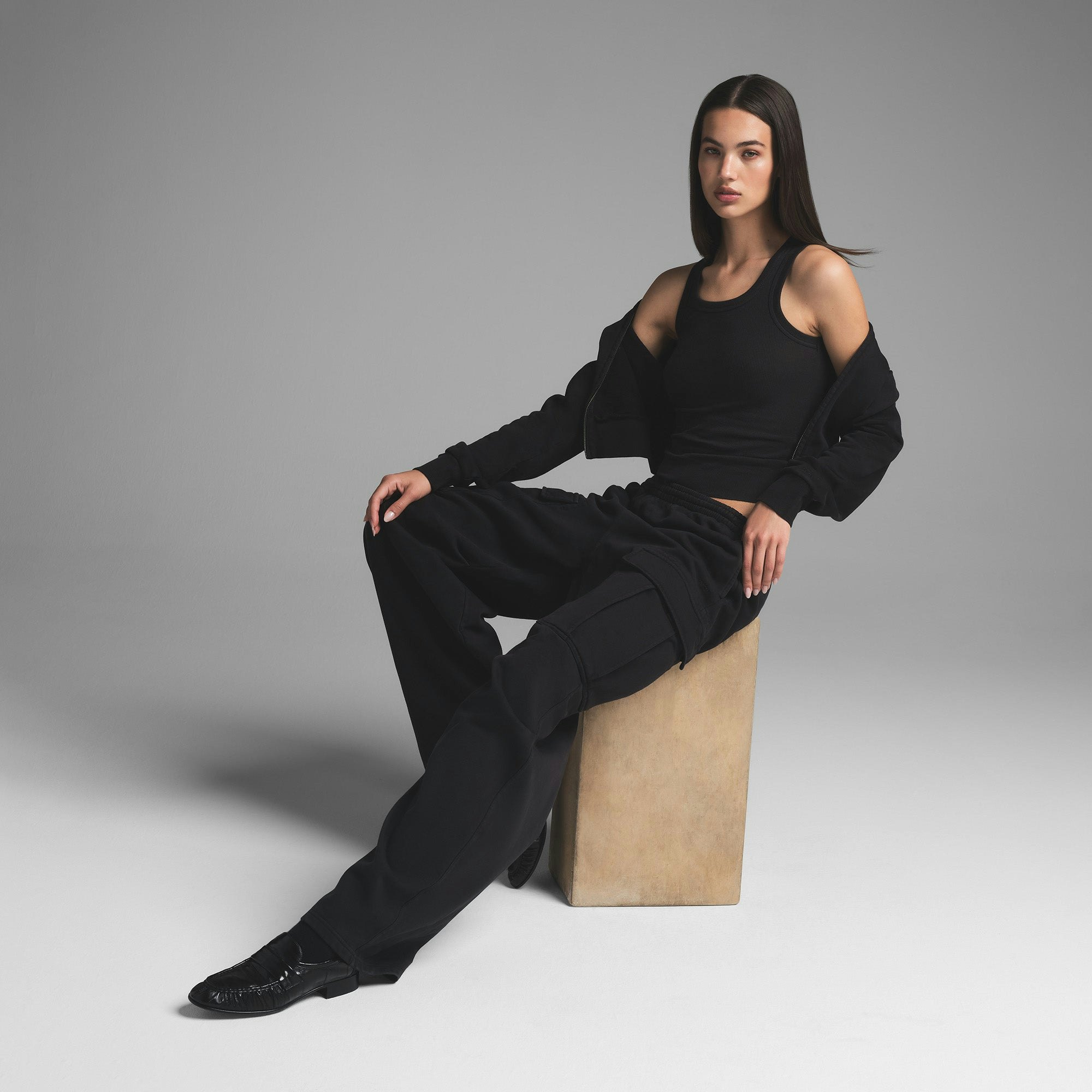 BOYFRIEND FLEECE CARGO PANT | WASHED ONYX ON A MODEL SIDE VIEW | FOCUS: 0.0, 1.0, 0.9