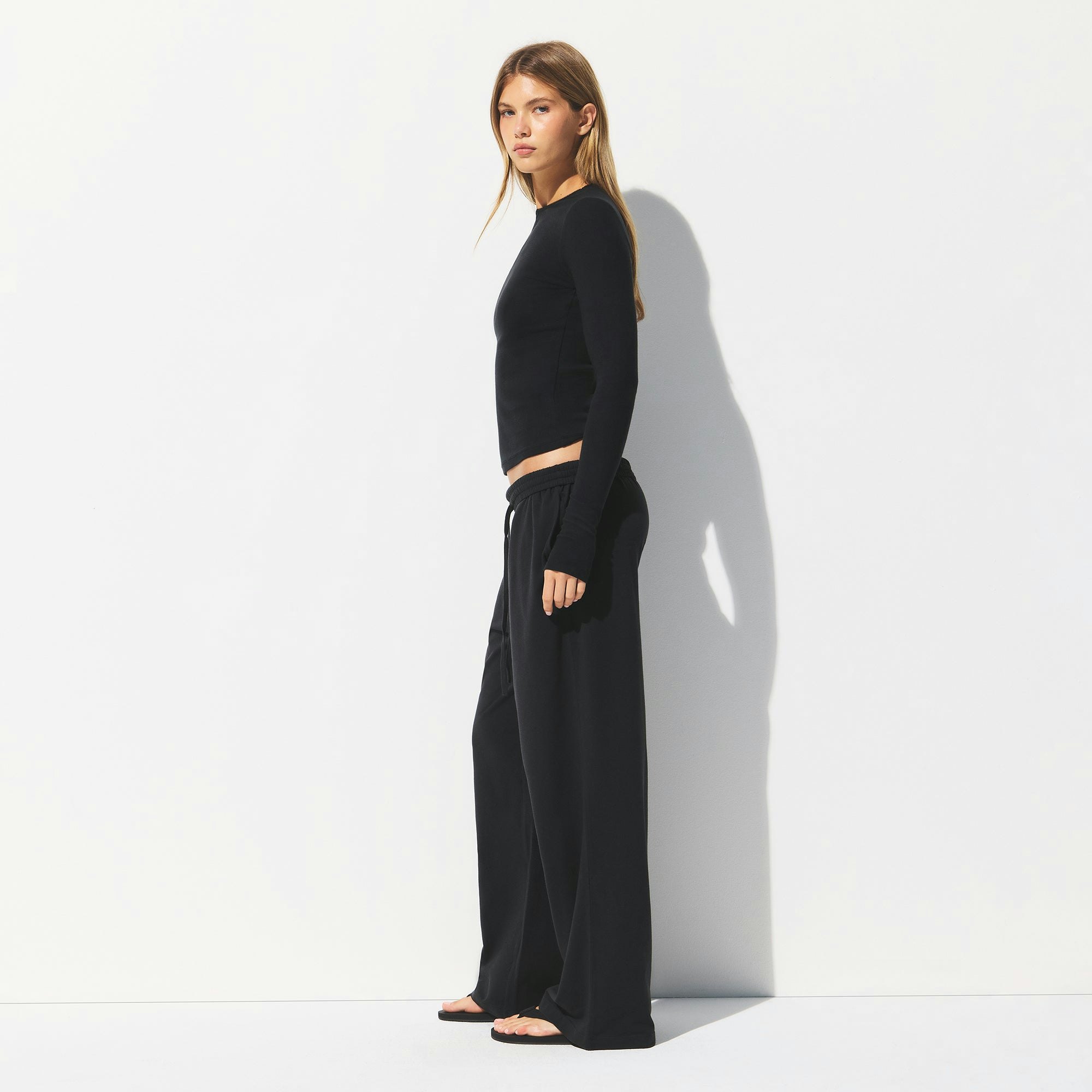 COTTON JERSEY WIDE LEG PANT | SOOT ON A MODEL SIDE VIEW @ | FOCUS: 0.0, 1.0, 0.9