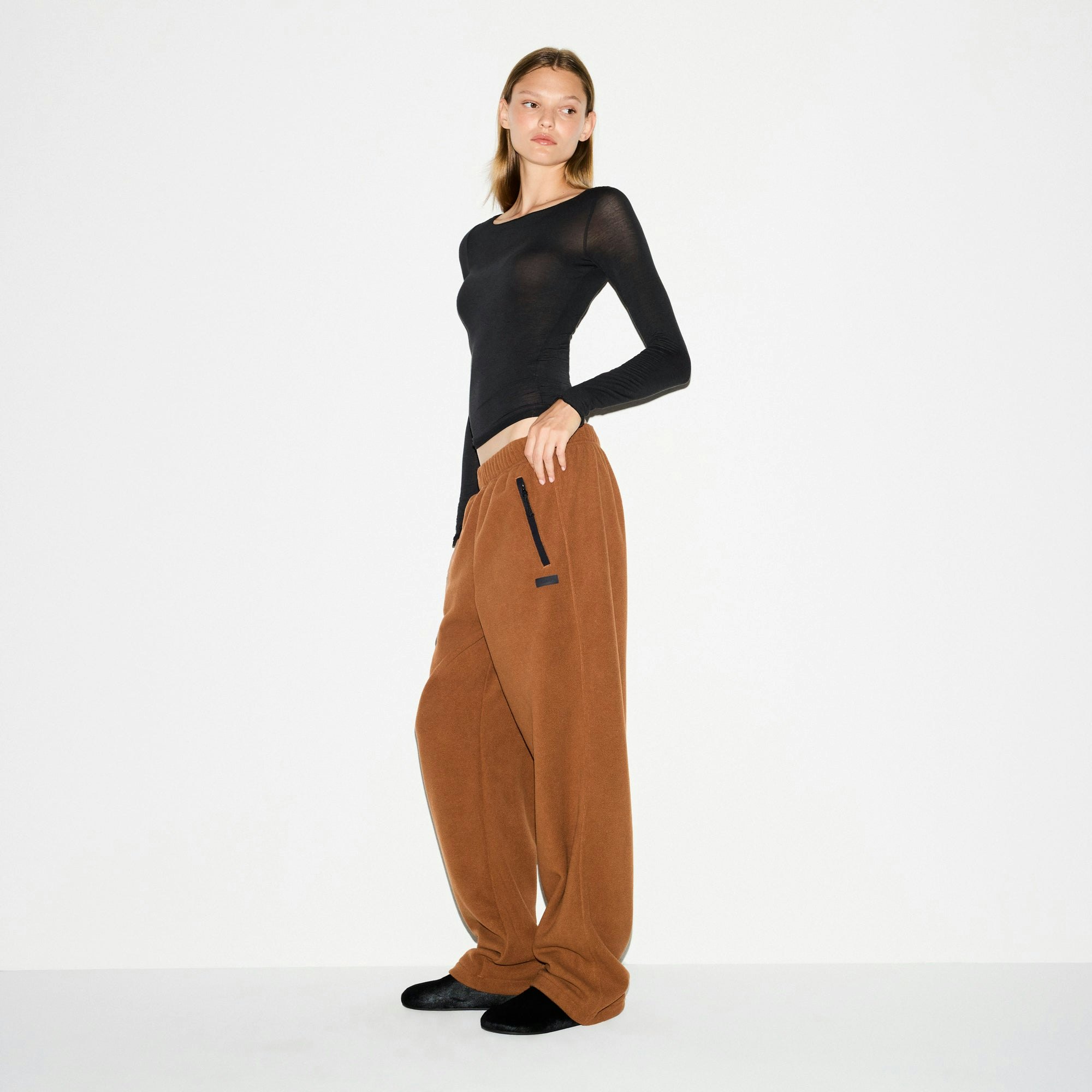 OUTDOOR FLEECE STRAIGHT LEG PANT | CHAI ON A MODEL SIDE VIEW @ | FOCUS: 0.0, 1.0, 0.9