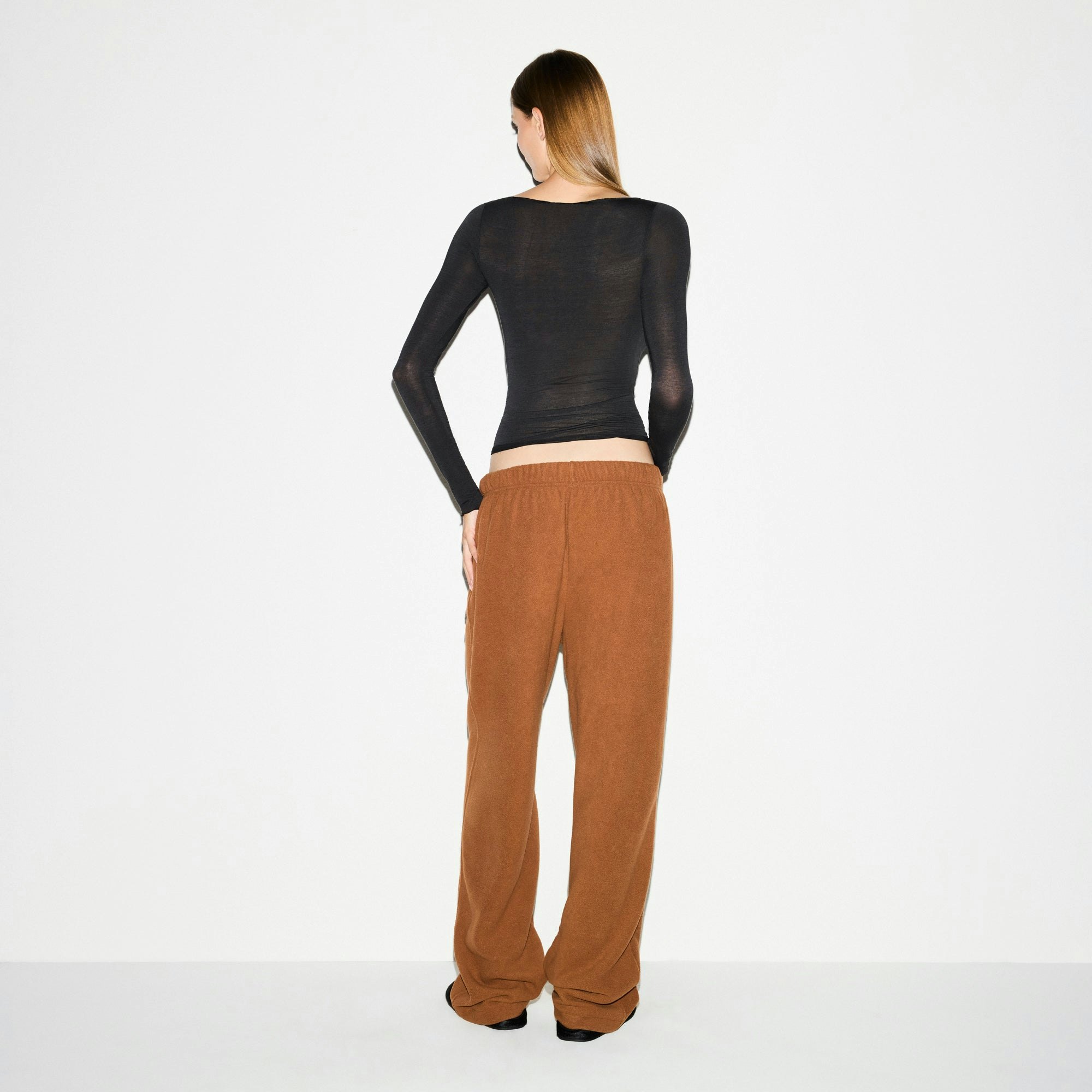 OUTDOOR FLEECE STRAIGHT LEG PANT | CHAI ON A MODEL SIDE VIEW @ | FOCUS: 0.0, 1.0, 0.9