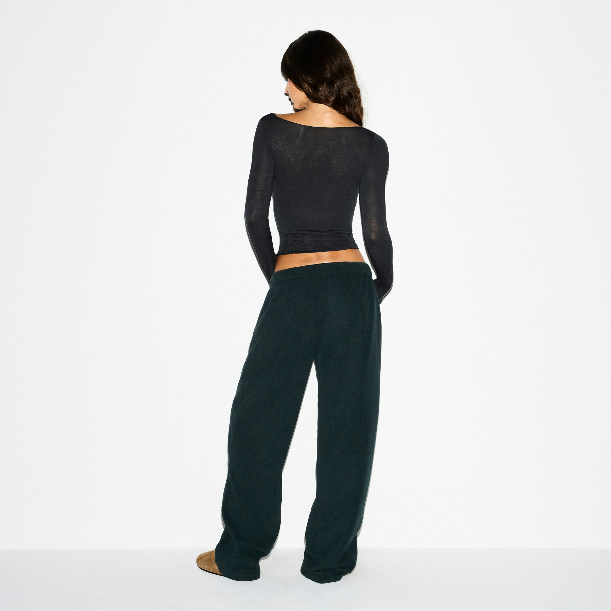 OUTDOOR FLEECE STRAIGHT LEG PANT | DARK TEAL ON A MODEL SIDE VIEW @ | FOCUS: 0.0, 1.0, 0.9