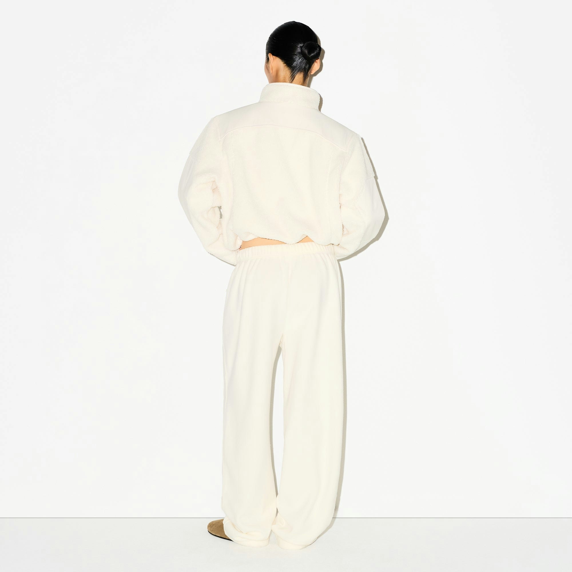 OUTDOOR FLEECE STRAIGHT LEG PANT | ECRU ON A MODEL FRONT VIEW @ | FOCUS: 0.0, 1.0, 0.9