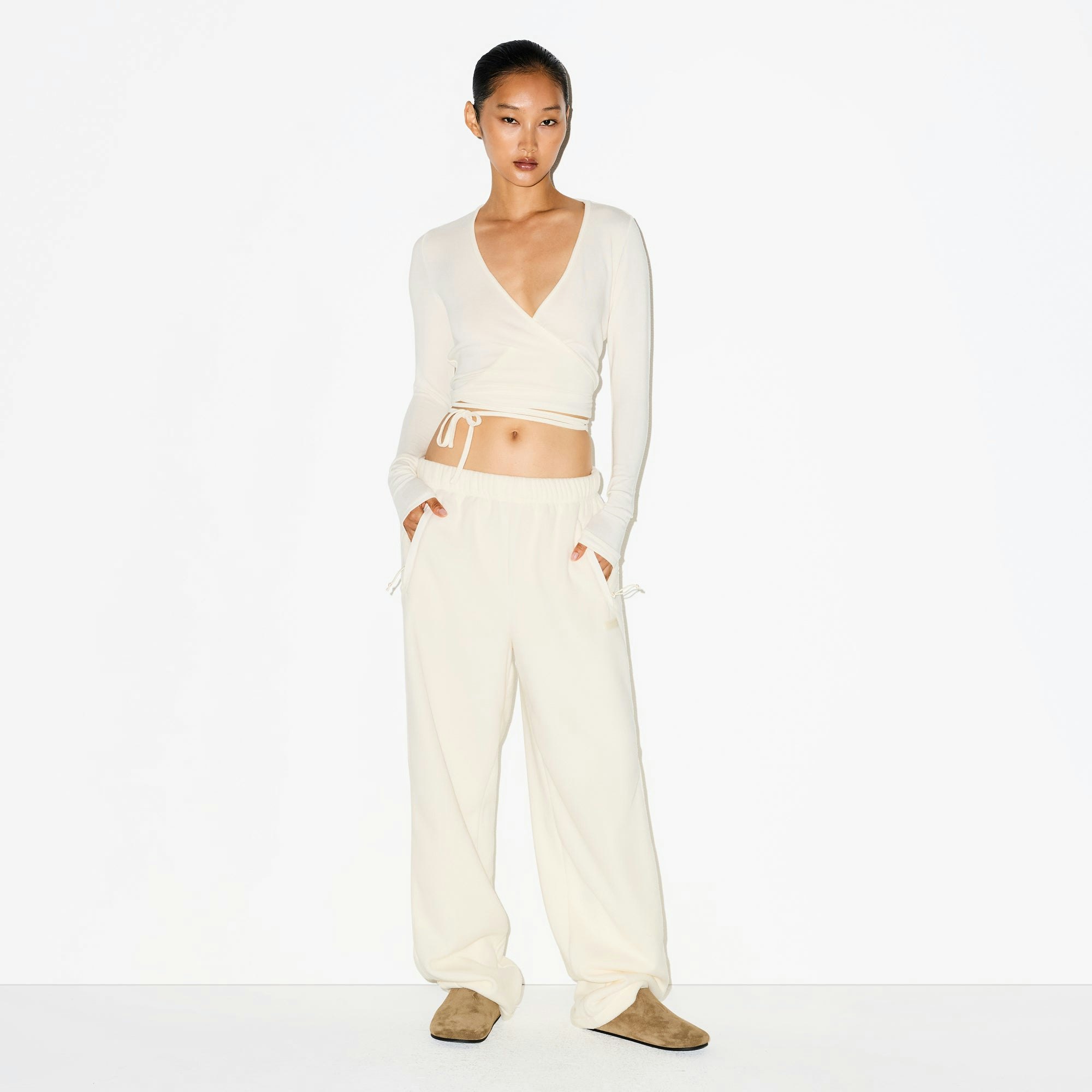 OUTDOOR FLEECE STRAIGHT LEG PANT | ECRU ON A MODEL FRONT VIEW @ | FOCUS: 0.0, 1.0, 0.9
