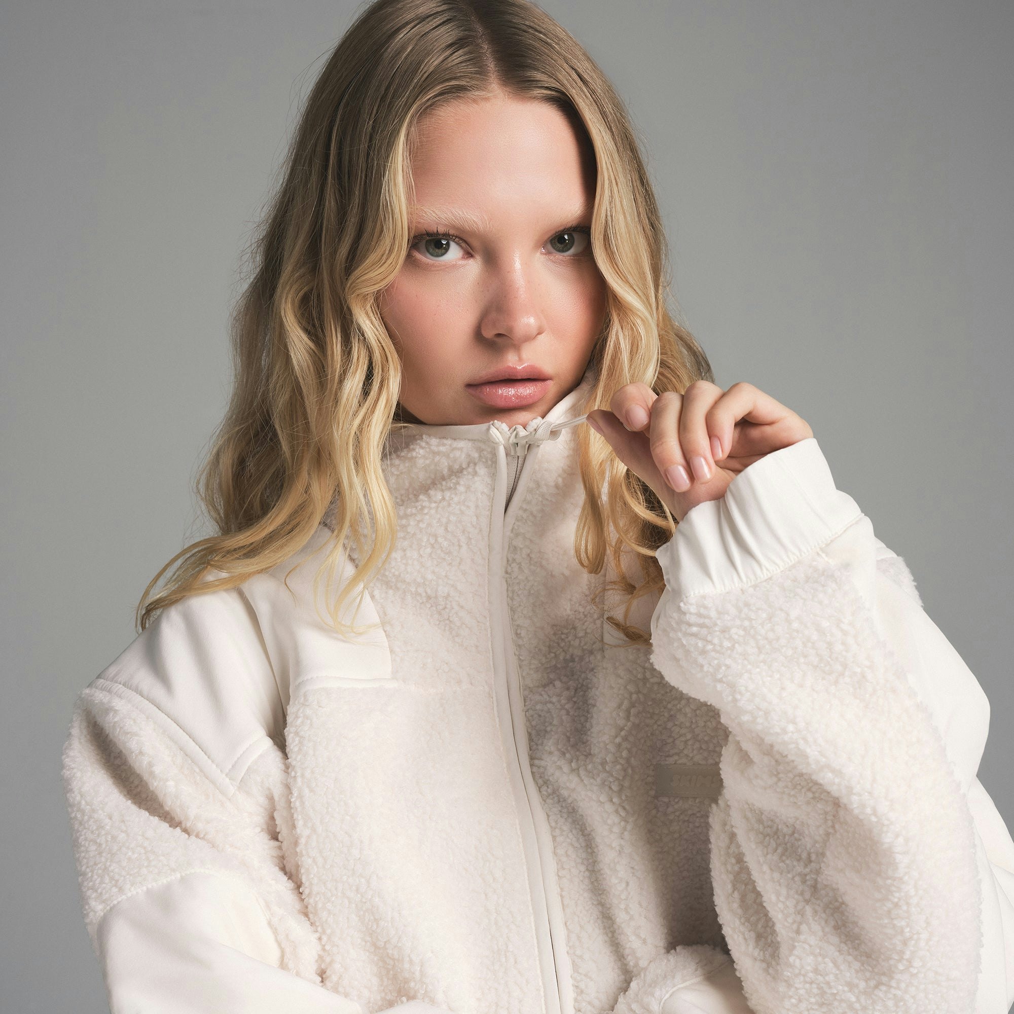 TEDDY BOXY ZIP UP | ECRU ON A MODEL SIDE VIEW | FOCUS: 0.0, 1.0, 0.9