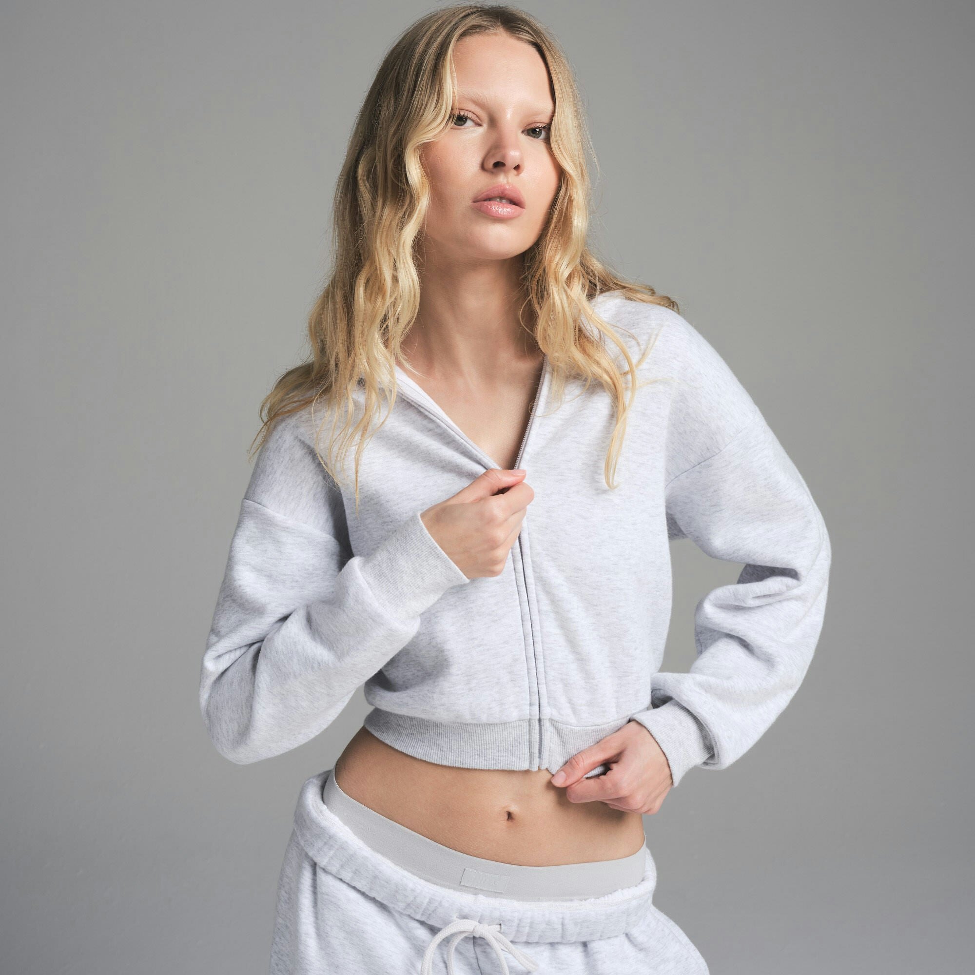 COTTON FLEECE SHRUNKEN ZIP UP HOODIE | LIGHT HEATHER GREY ON A MODEL FRONT VIEW | FOCUS: 0.0, 1.0, 0.9