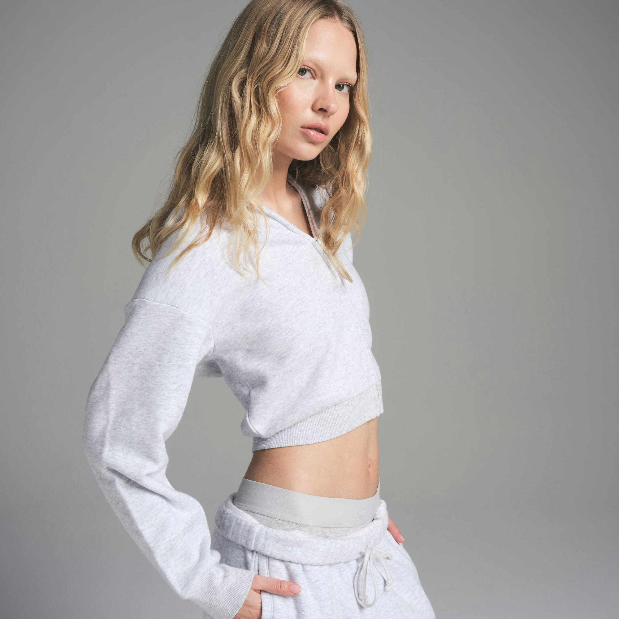 COTTON FLEECE SHRUNKEN ZIP UP HOODIE | LIGHT HEATHER GREY ON A MODEL FRONT VIEW | FOCUS: 0.0, 1.0, 0.9