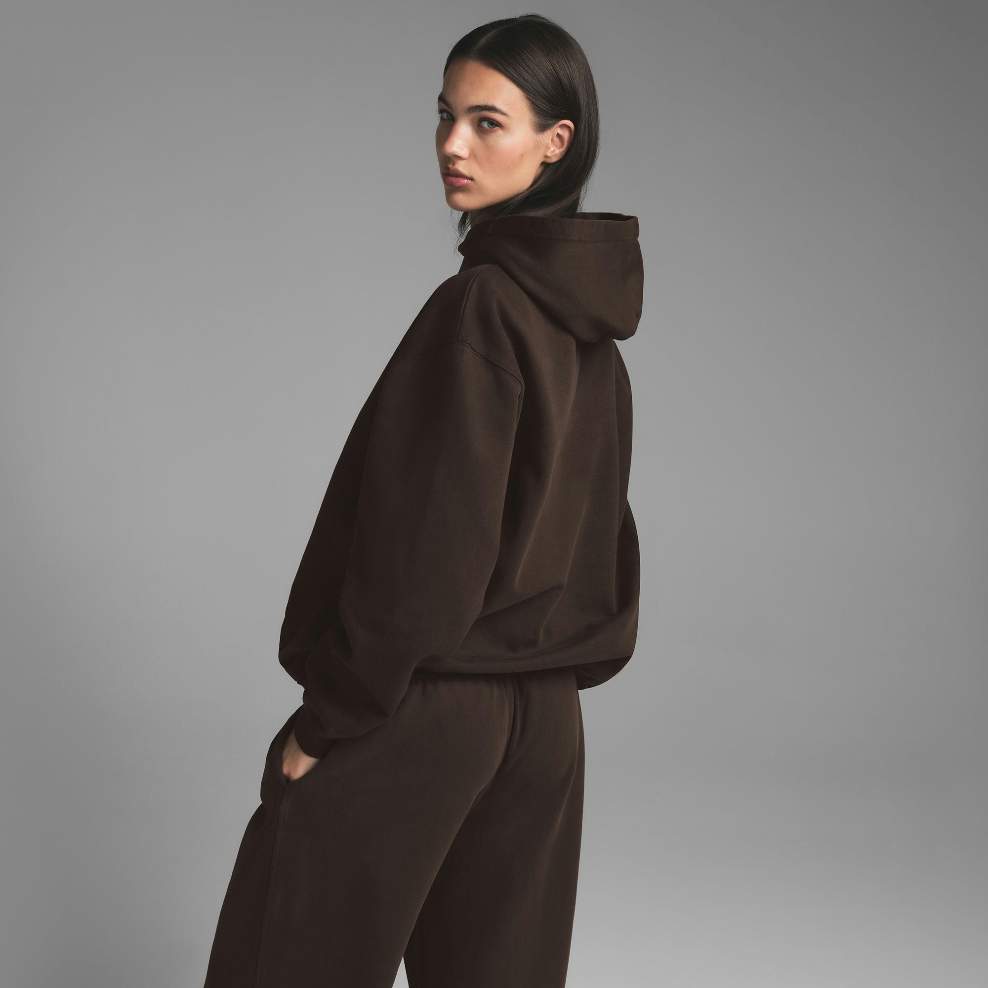 BOYFRIEND FLEECE HOODIE | ESPRESSO ON A MODEL SIDE VIEW | FOCUS: 0.0, 1.0, 0.9